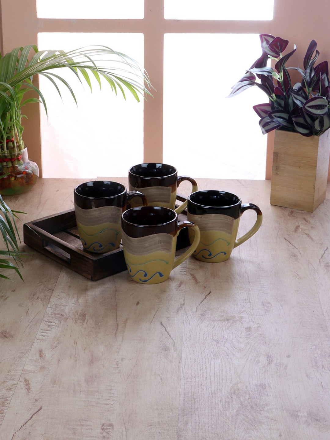 

CDI Set Of 4 Cream-Coloured & Brown Printed Ceramic Glossy Mugs With Wooden Tray