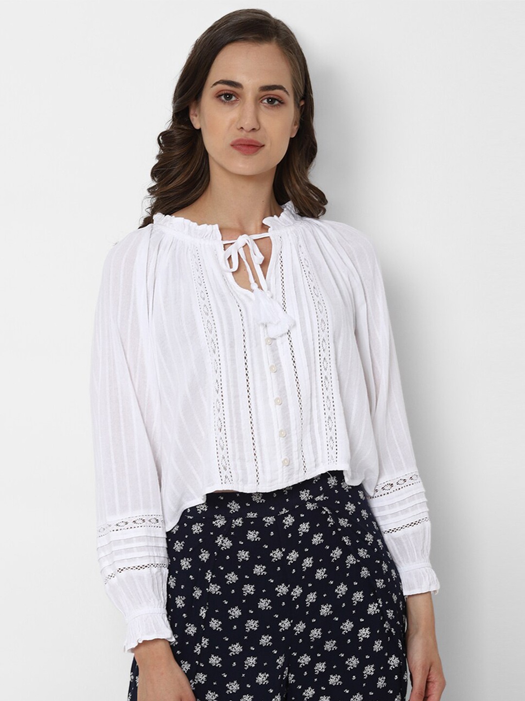 

AMERICAN EAGLE OUTFITTERS White Tie-Up Neck Regular Top
