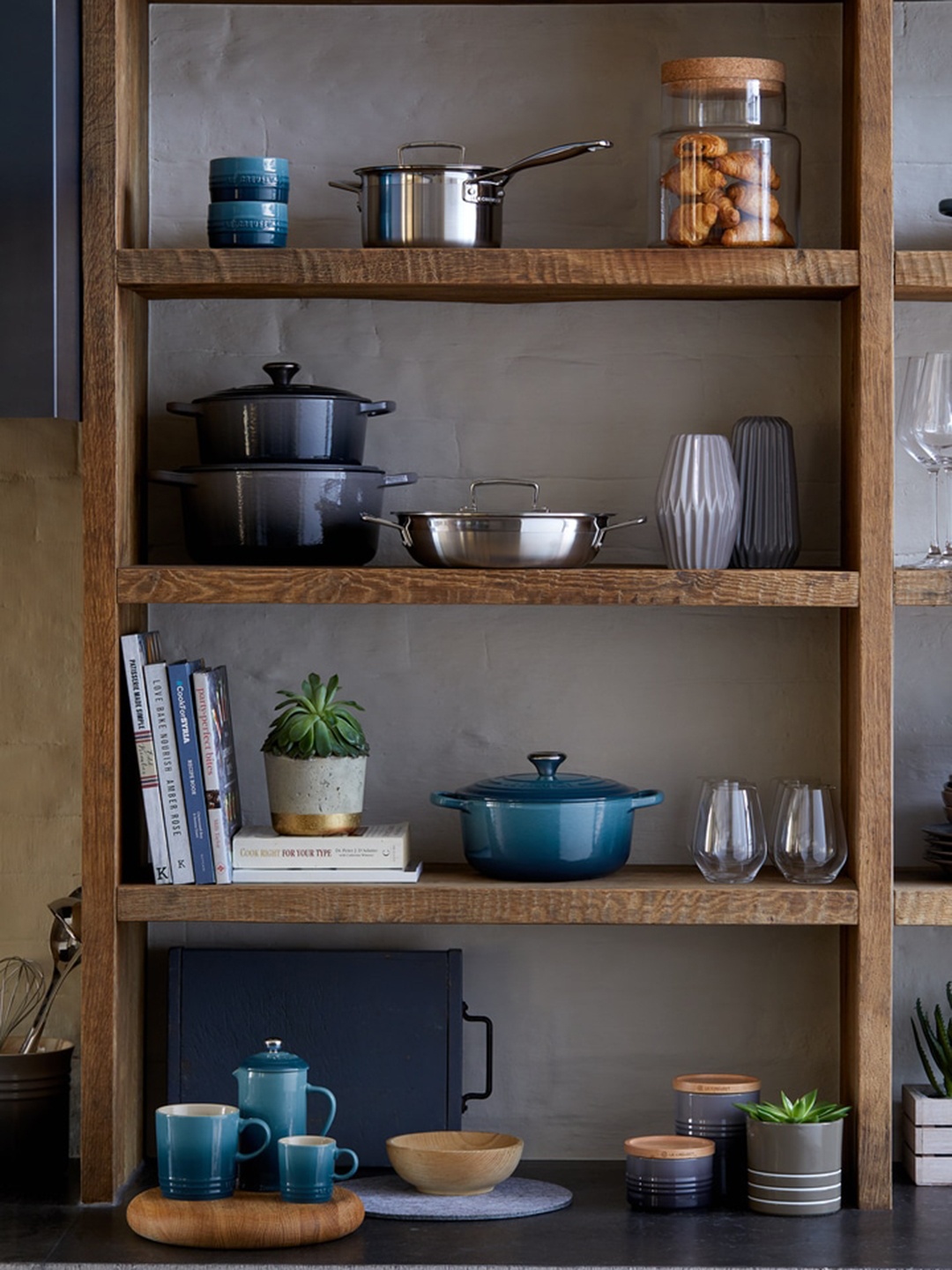 

LE CREUSET Black Med Stor Jar with Wood Flint