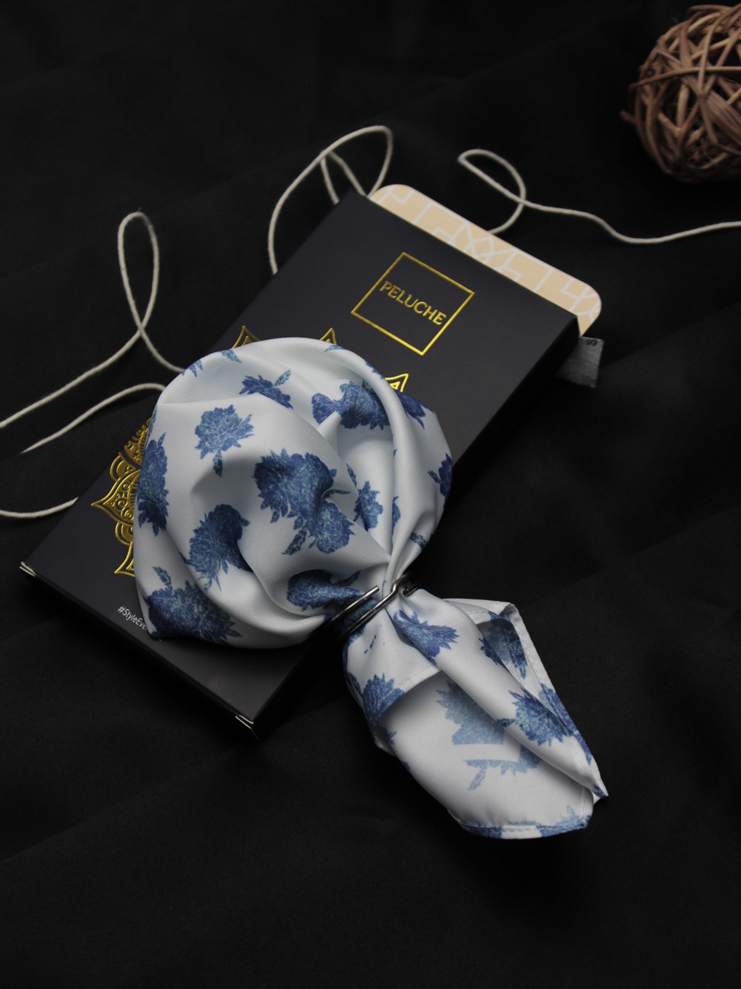 

PELUCHE Men White Silk Flower Pocket Squares