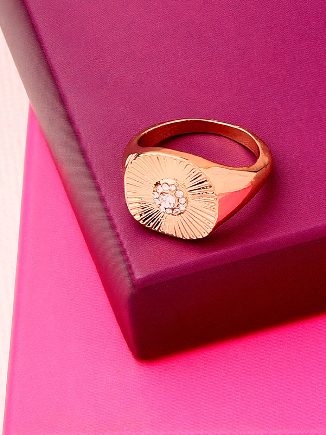 

Accessorize London Women Reconnected Ribbed Sparkle Signet Ring, Gold