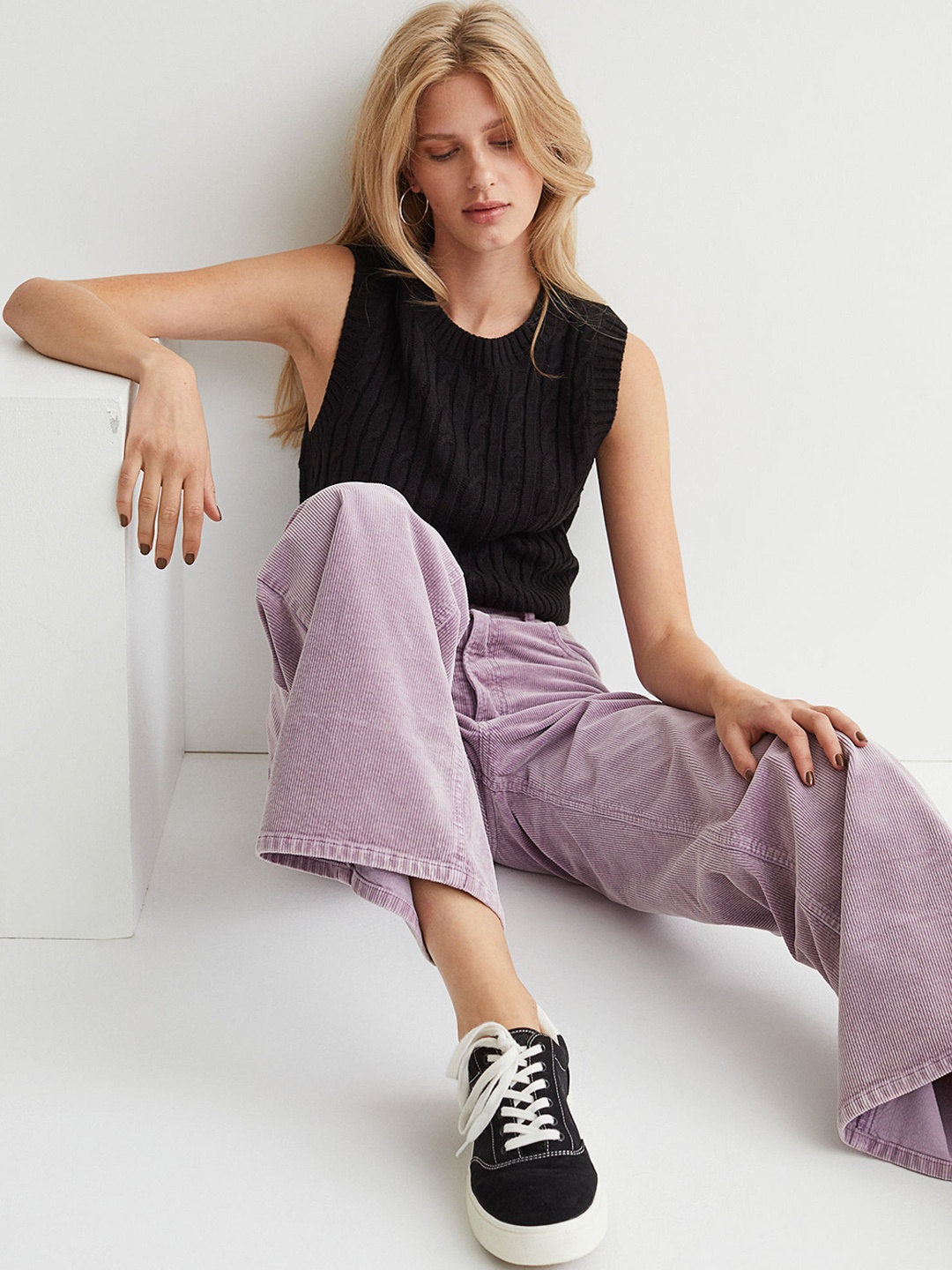 

H&M Women Black Solid Round neck Acrylic Cropped Sweater Vest