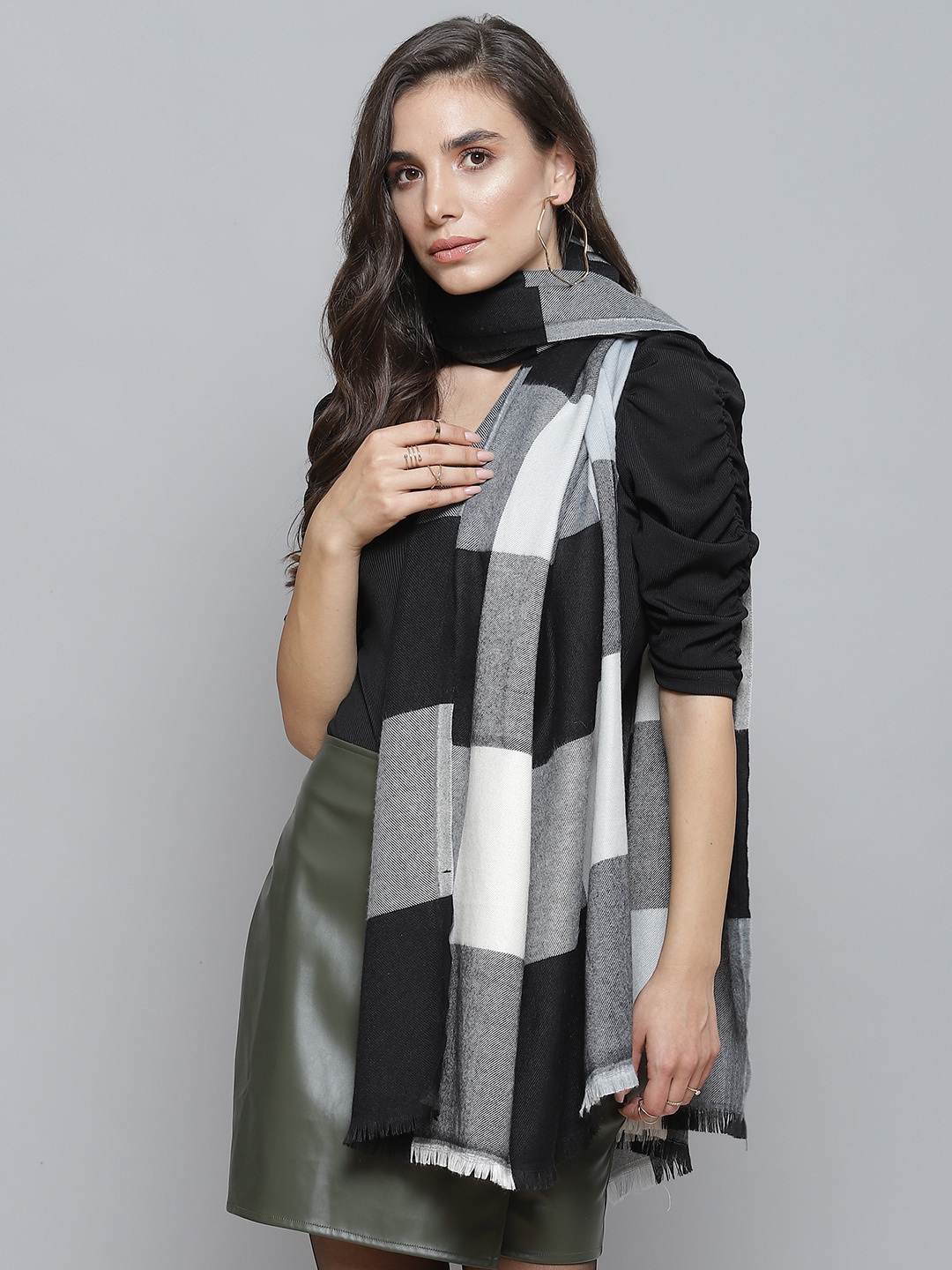 

SASSAFRAS Women Black & White Printed Stole