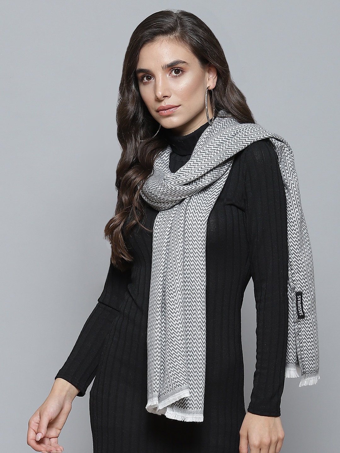 

SASSAFRAS Women Grey & White Printed Stole