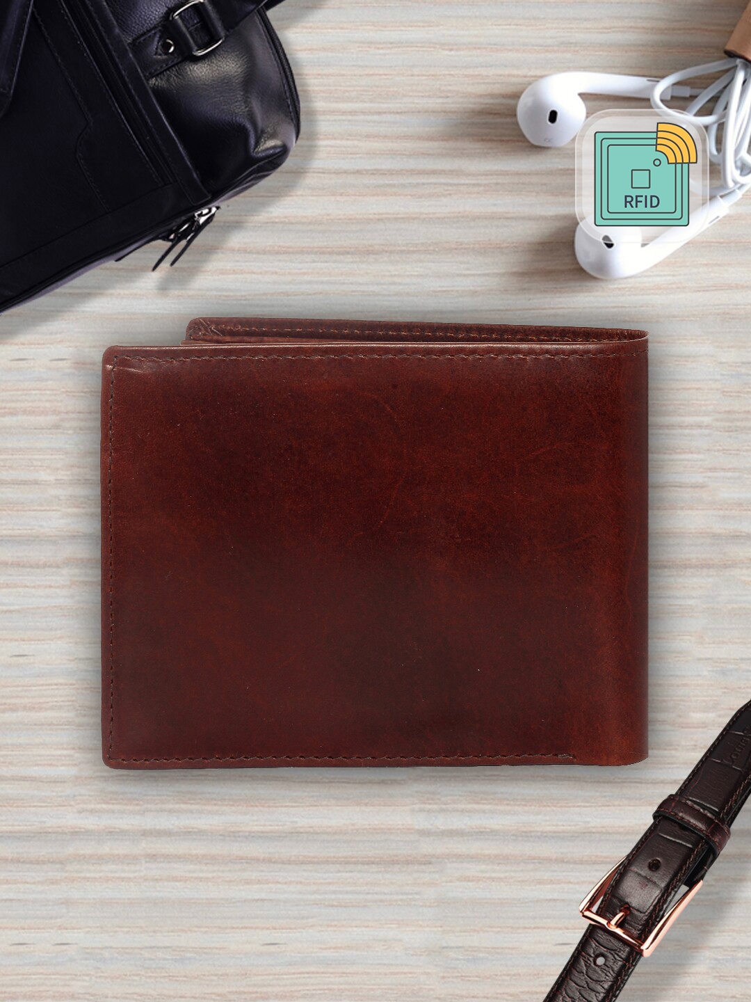 

LOUIS STITCH Men Brown Typography Leather Two Fold Wallet