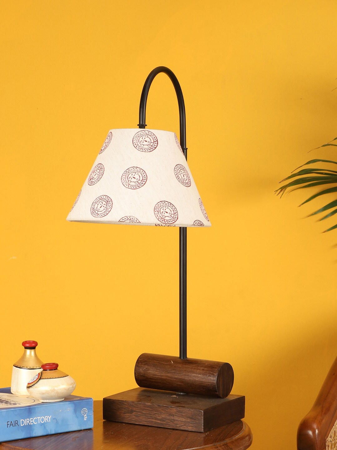 

AAKRITI ART CREATIONS Brown & White Printed Table Lamp