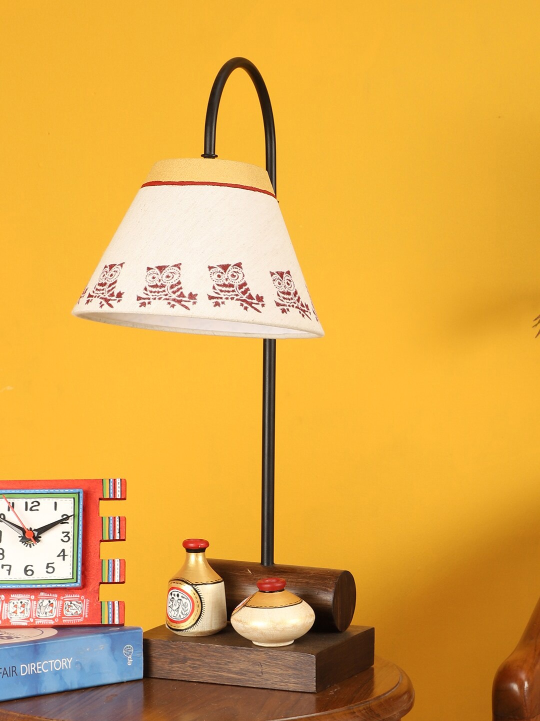 

AAKRITI ART CREATIONS Brown & White Handcrafted Wood Table Lamp