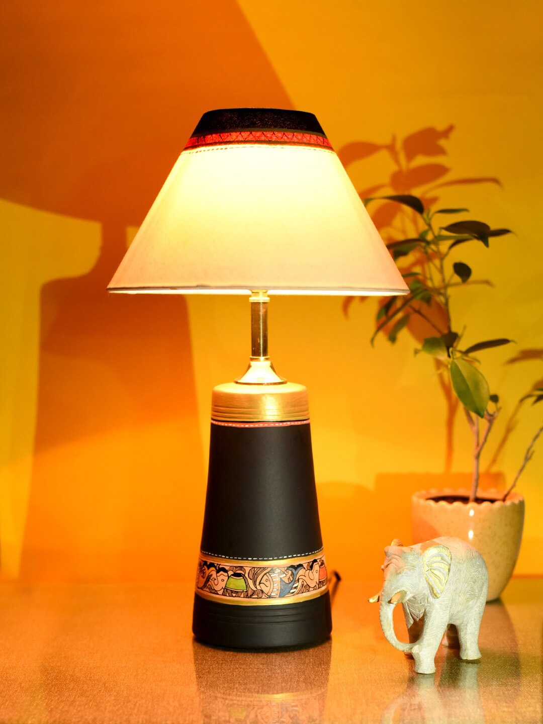 

AAKRITI ART CREATIONS Black & White Handcrafted Table Lamp