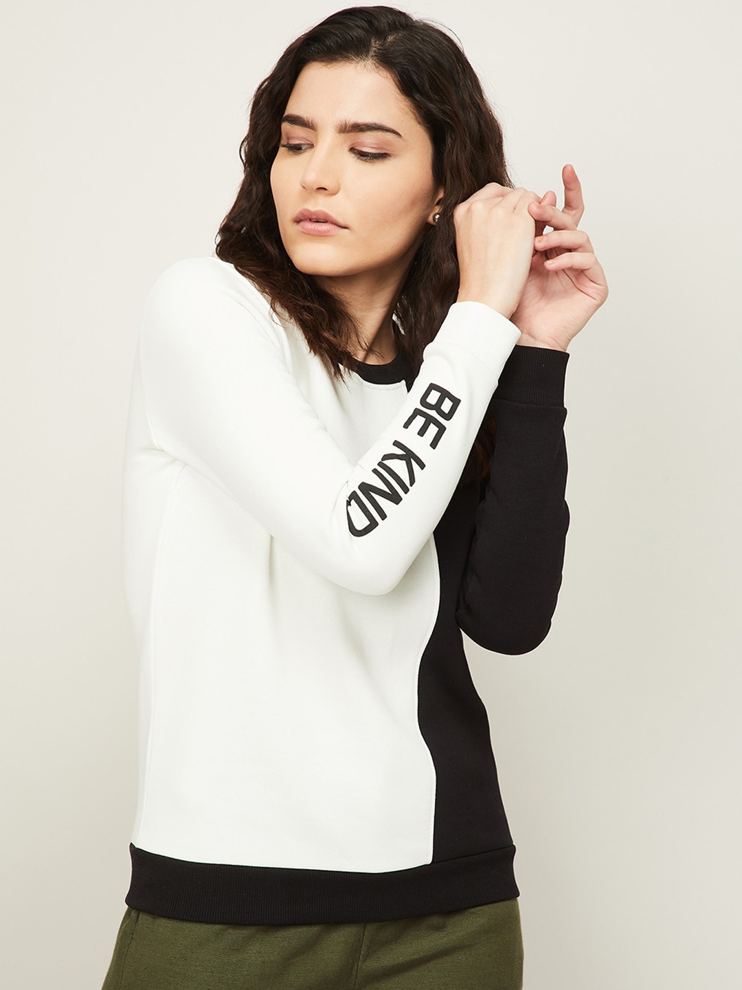 

Bossini Women Off White & Black Colourblocked Pullover Sweatshirt