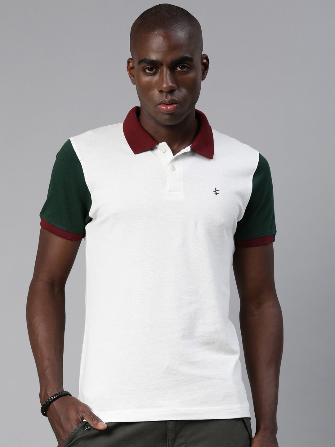 

Breakbounce Men White & Green Polo Collar T-shirt