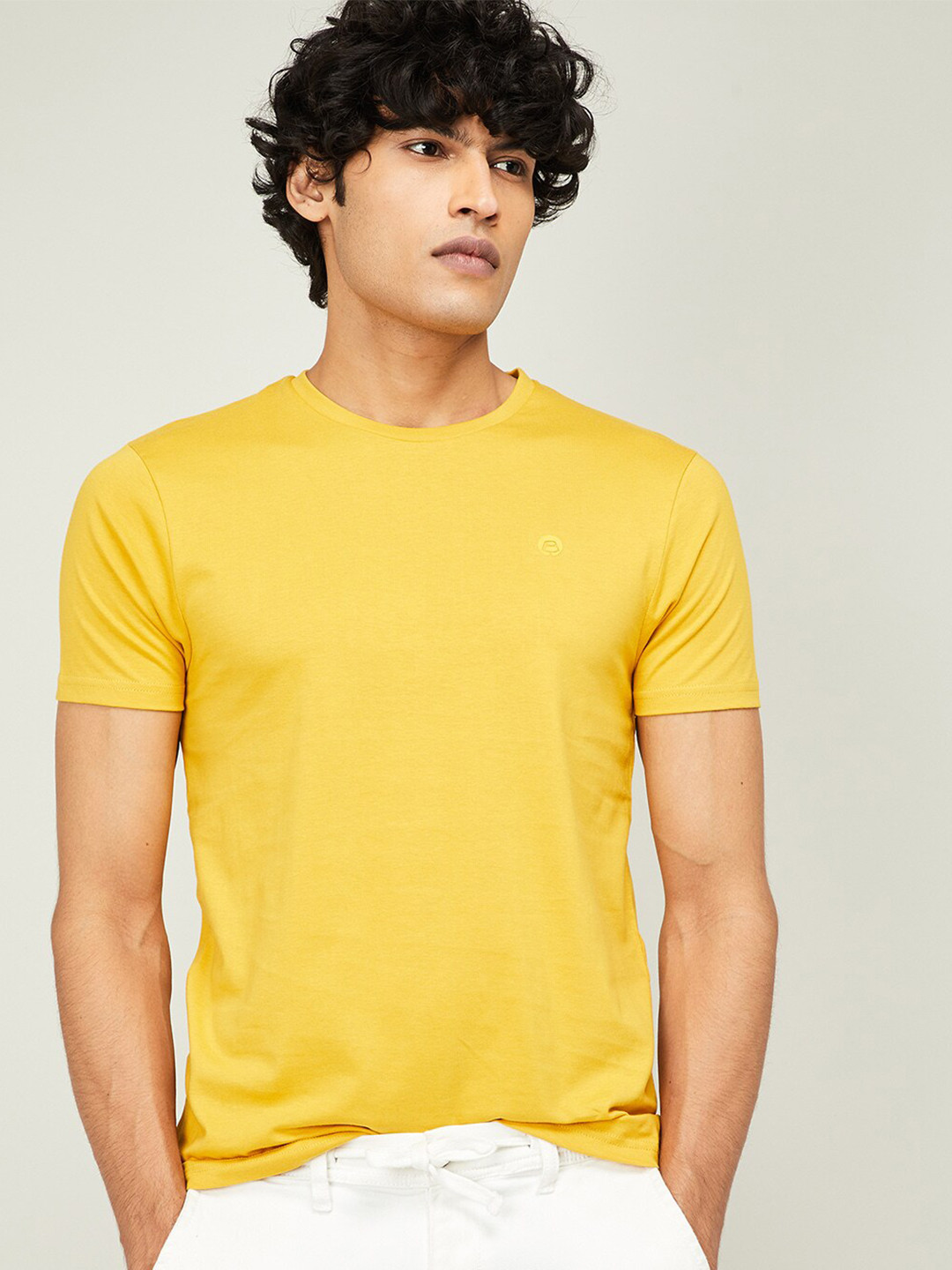 

Bossini Men Yellow Solid Regular Fit T-shirt