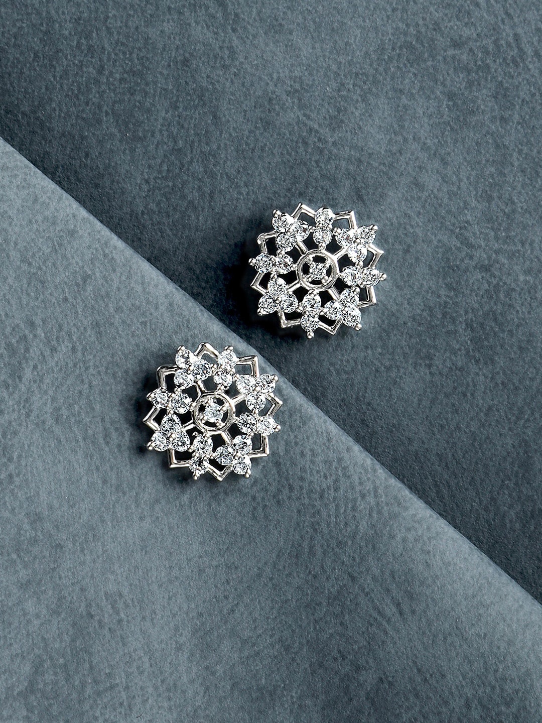 

ZINU Silver-Toned & White Floral Shaped Rhodium Plated Cubic Zirconia Studs Earrings