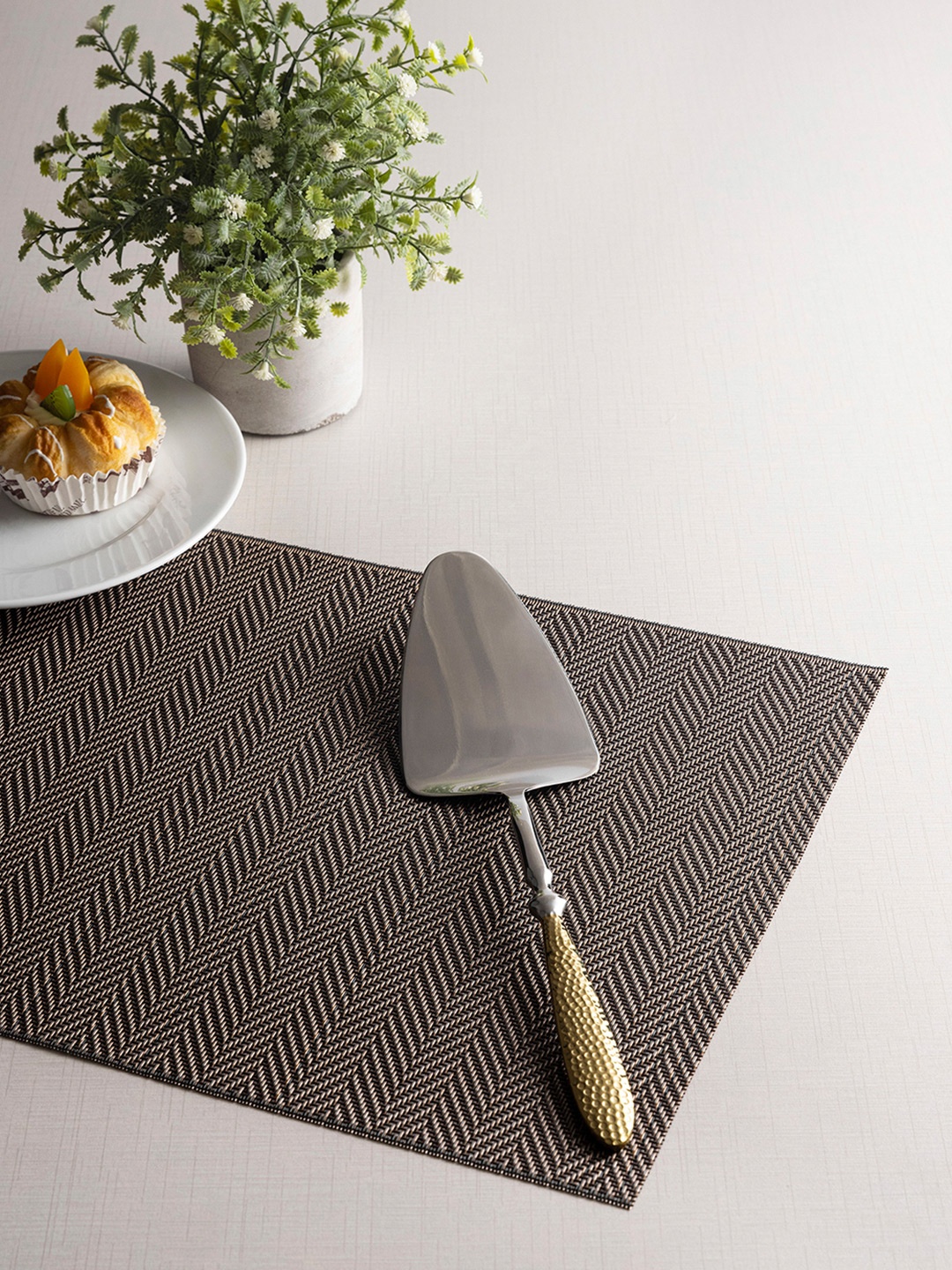 

Pure Home and Living Vigor Cake Server, Gold