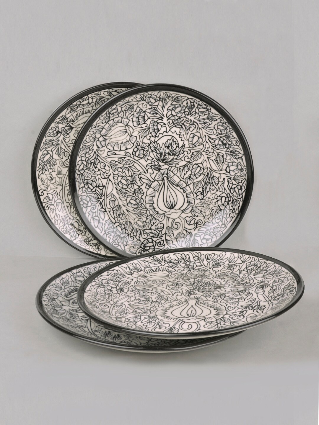 

StyleMyWay Off White & Black 4 Pieces Hand Painted Ceramic Glossy Plates