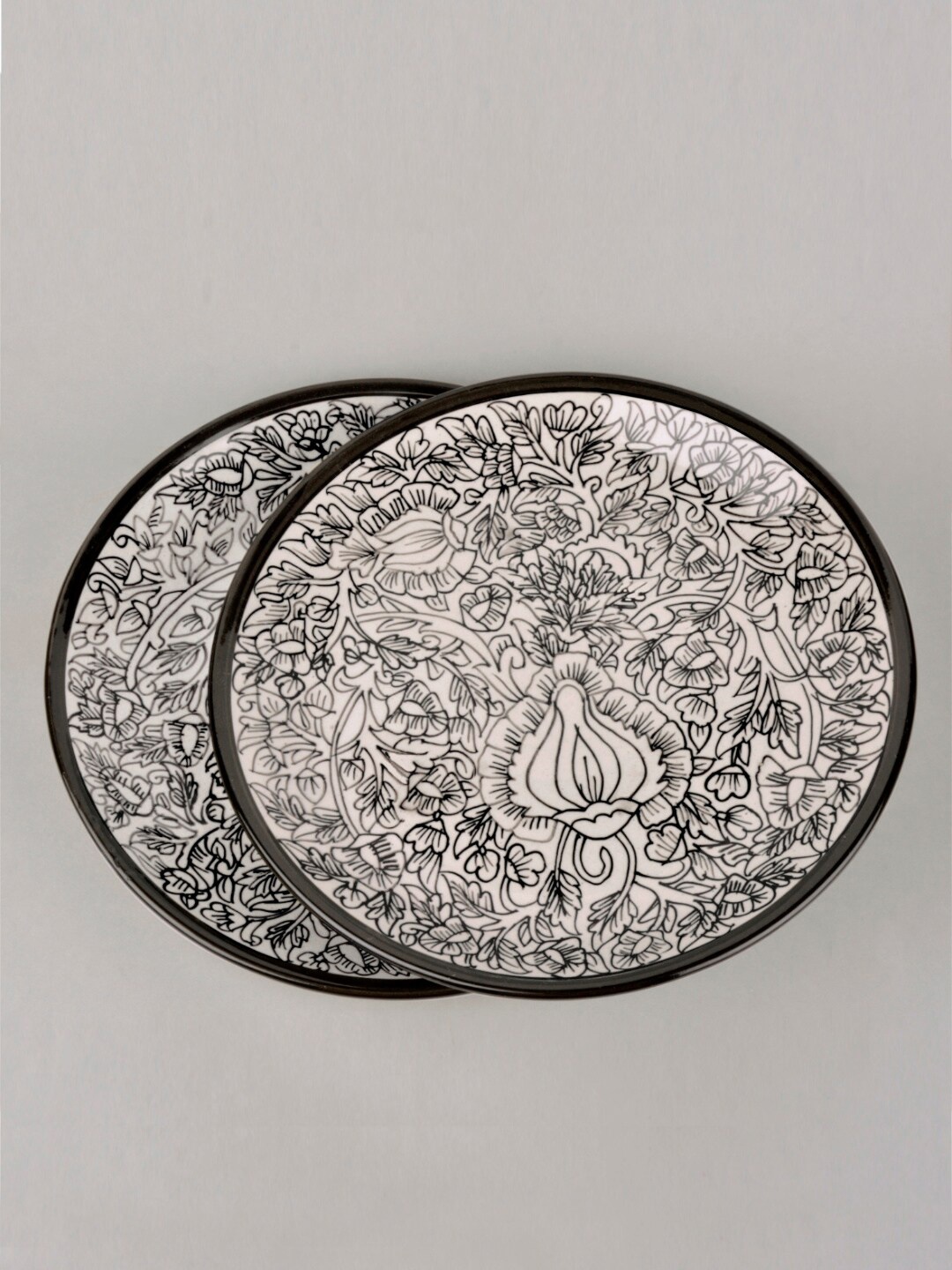 

StyleMyWay Off White & Black 2 Pieces Hand Painted Ceramic Glossy Plates