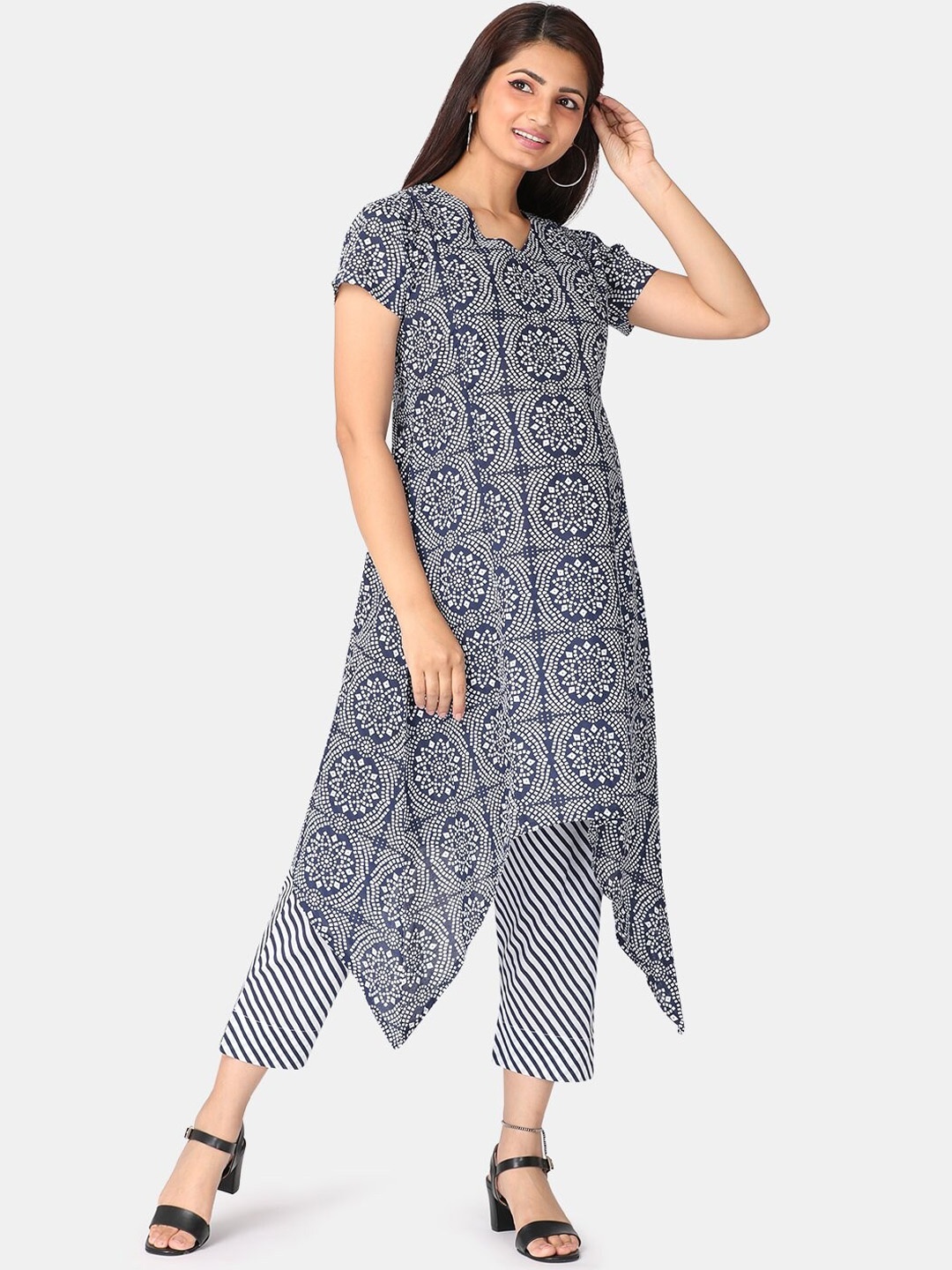 

The Mom Store Women Blue & White Bandhani & Leheriya Printed Maternity Kurta with Trousers