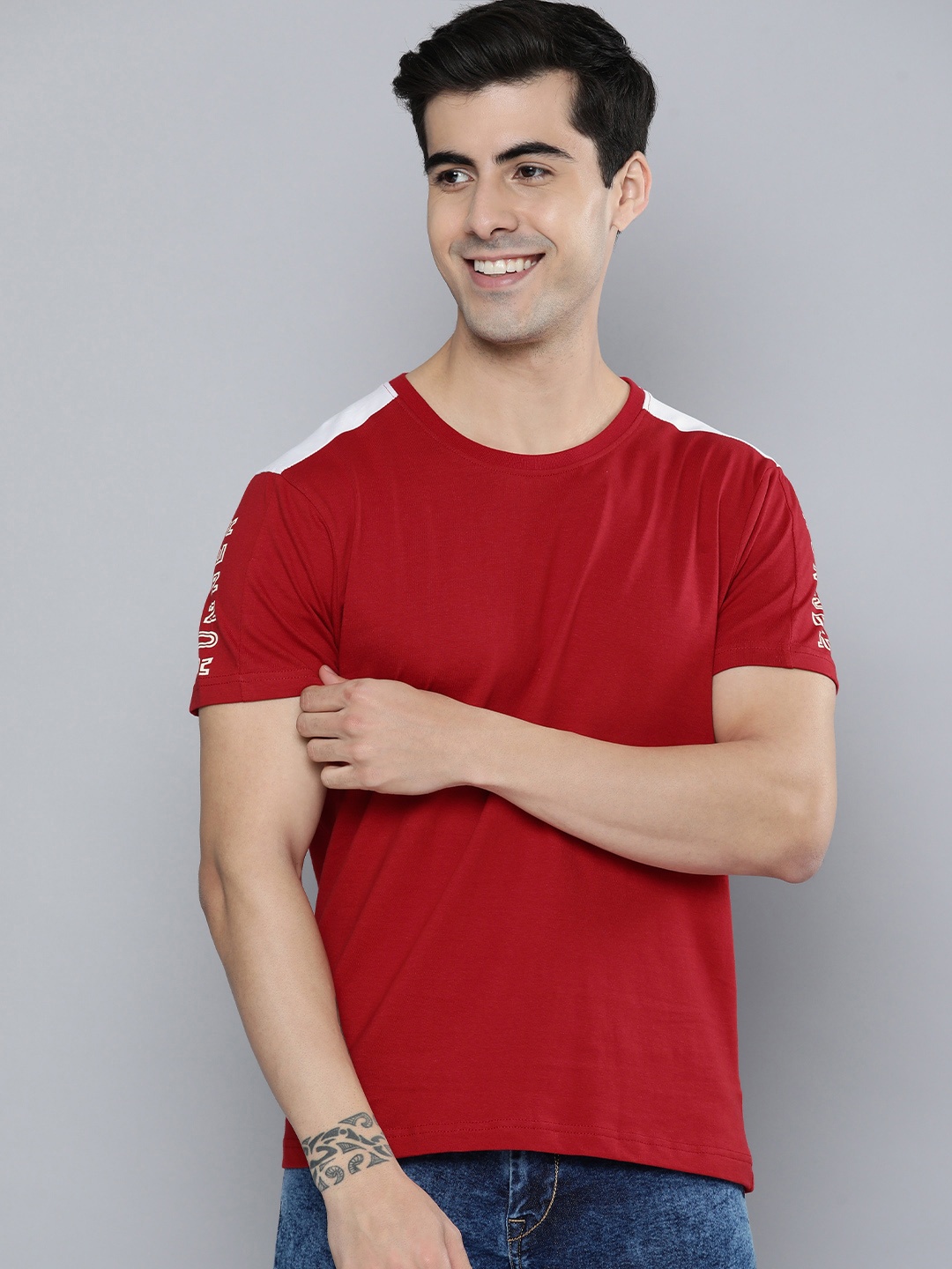 

HERE&NOW Men Red Solid T-shirt with Printed Sleeves