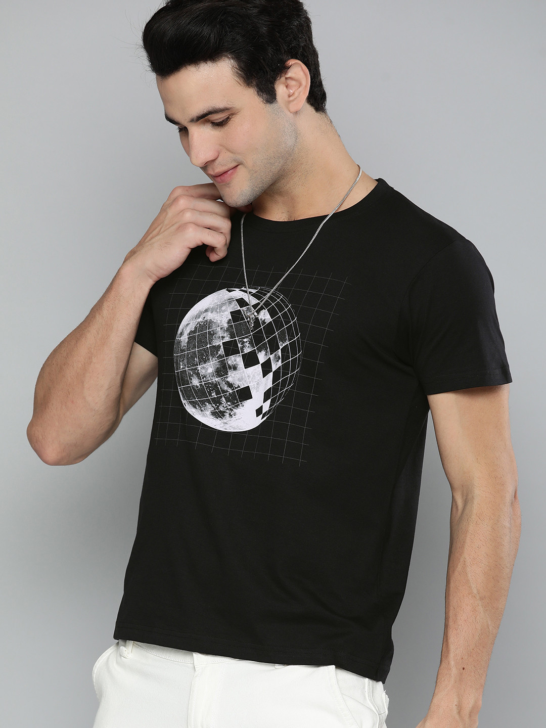 

HERE&NOW Men Black Graphic Printed Pure Cotton Casual T-shirt