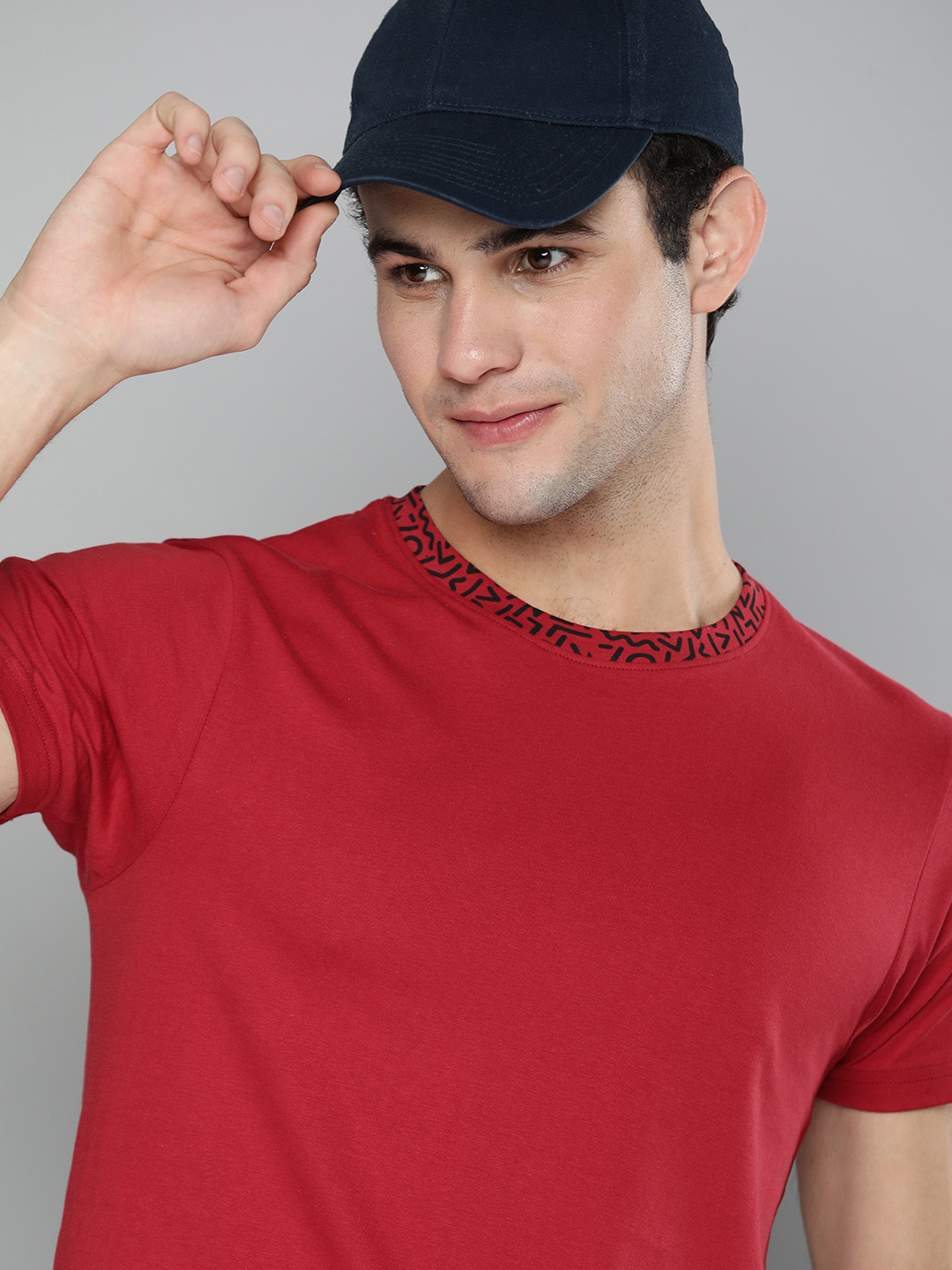 

HERE&NOW Men Maroon Solid T-shirt