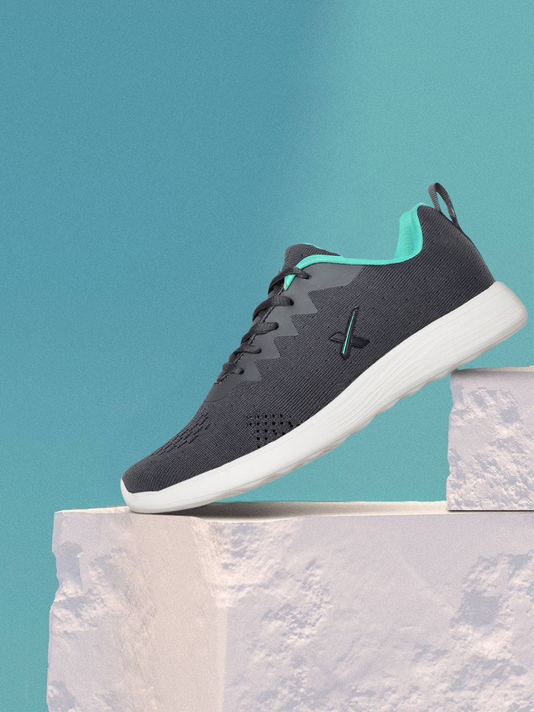 

HRX by Hrithik Roshan Women Charcoal Grey Woven Design Alpha Running Shoes