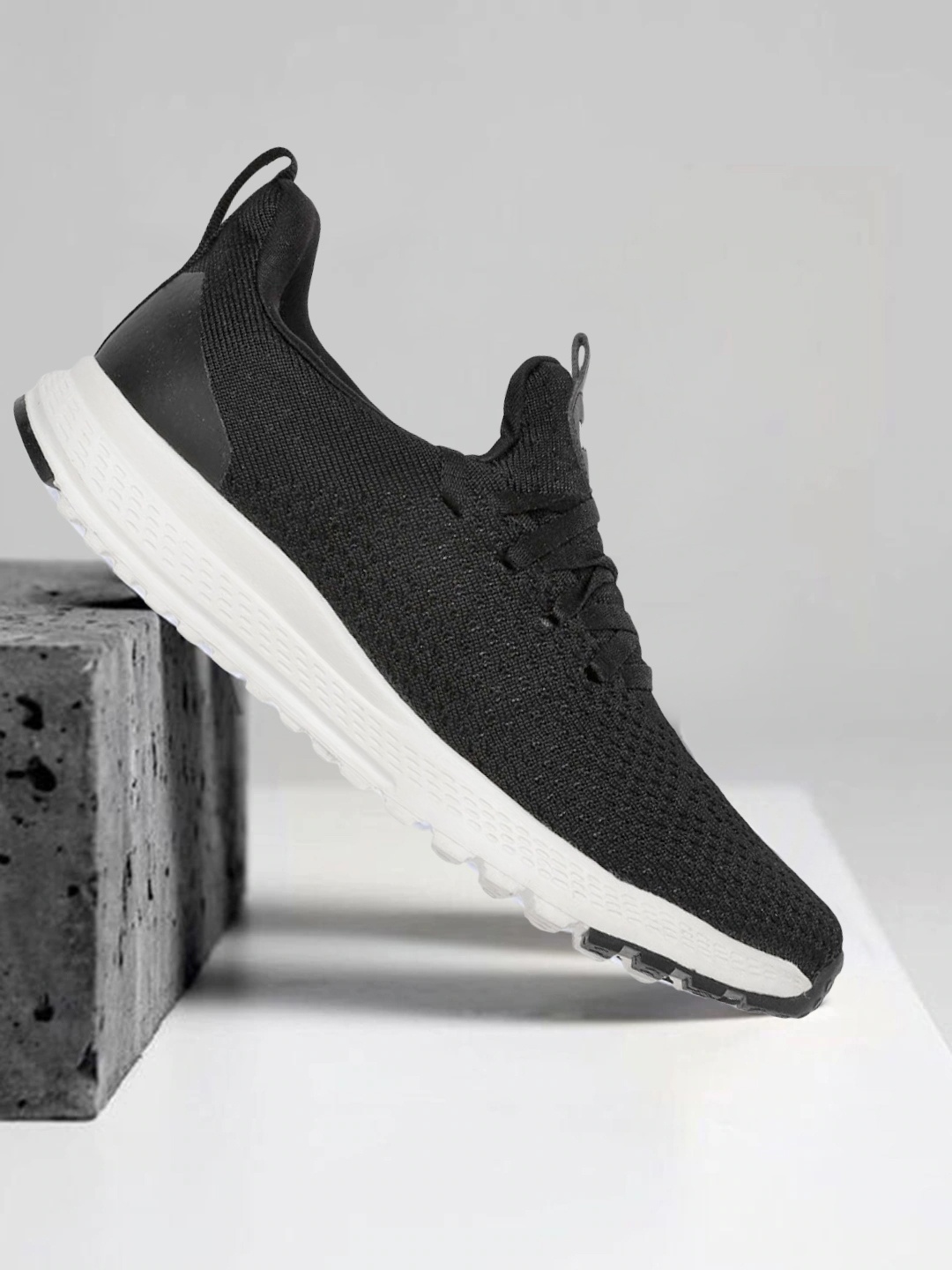 

HRX by Hrithik Roshan Women Black Woven Design Alpha Running Shoes