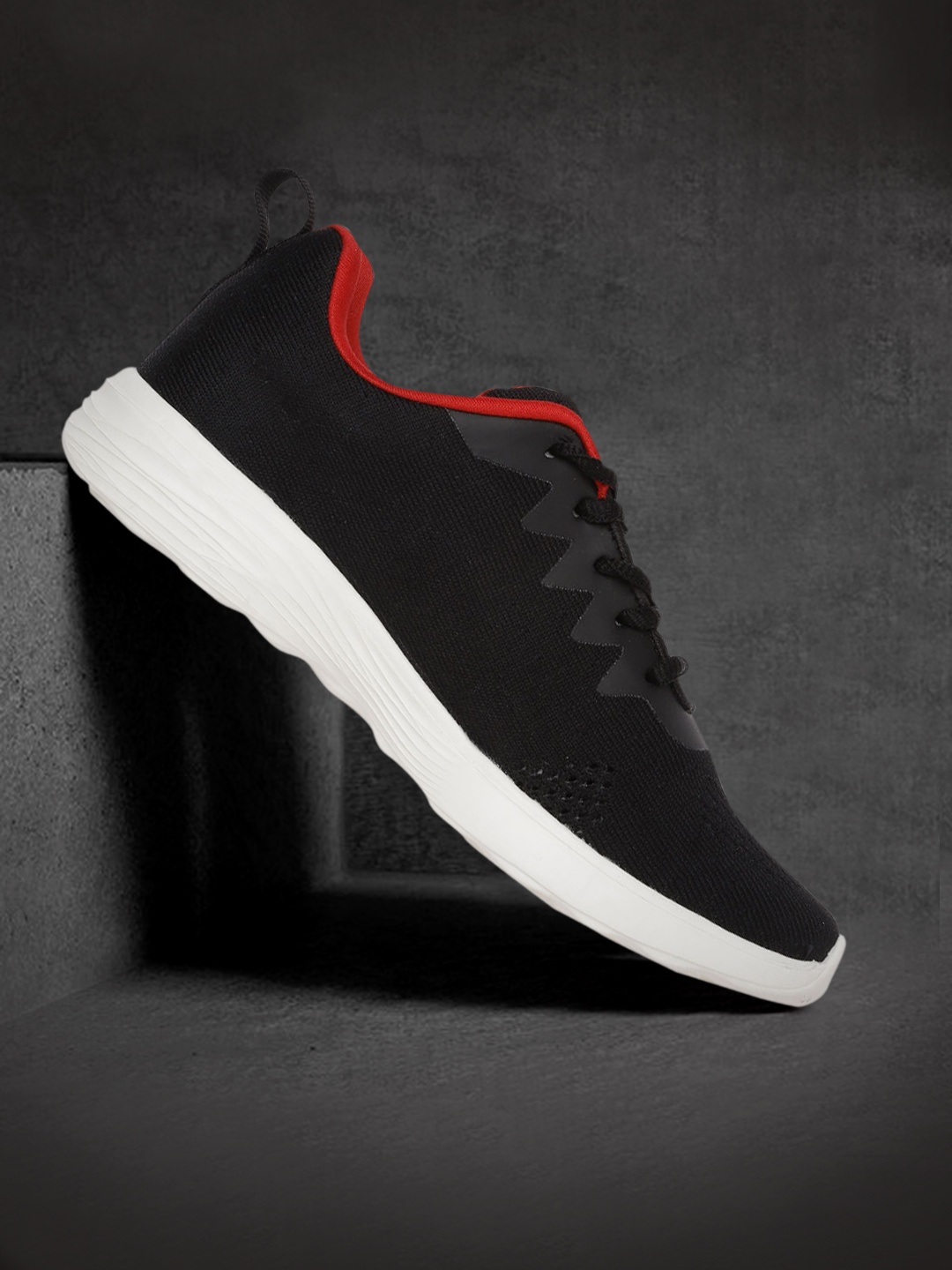 

HRX by Hrithik Roshan Women Black Woven Design Alpha Running Shoes