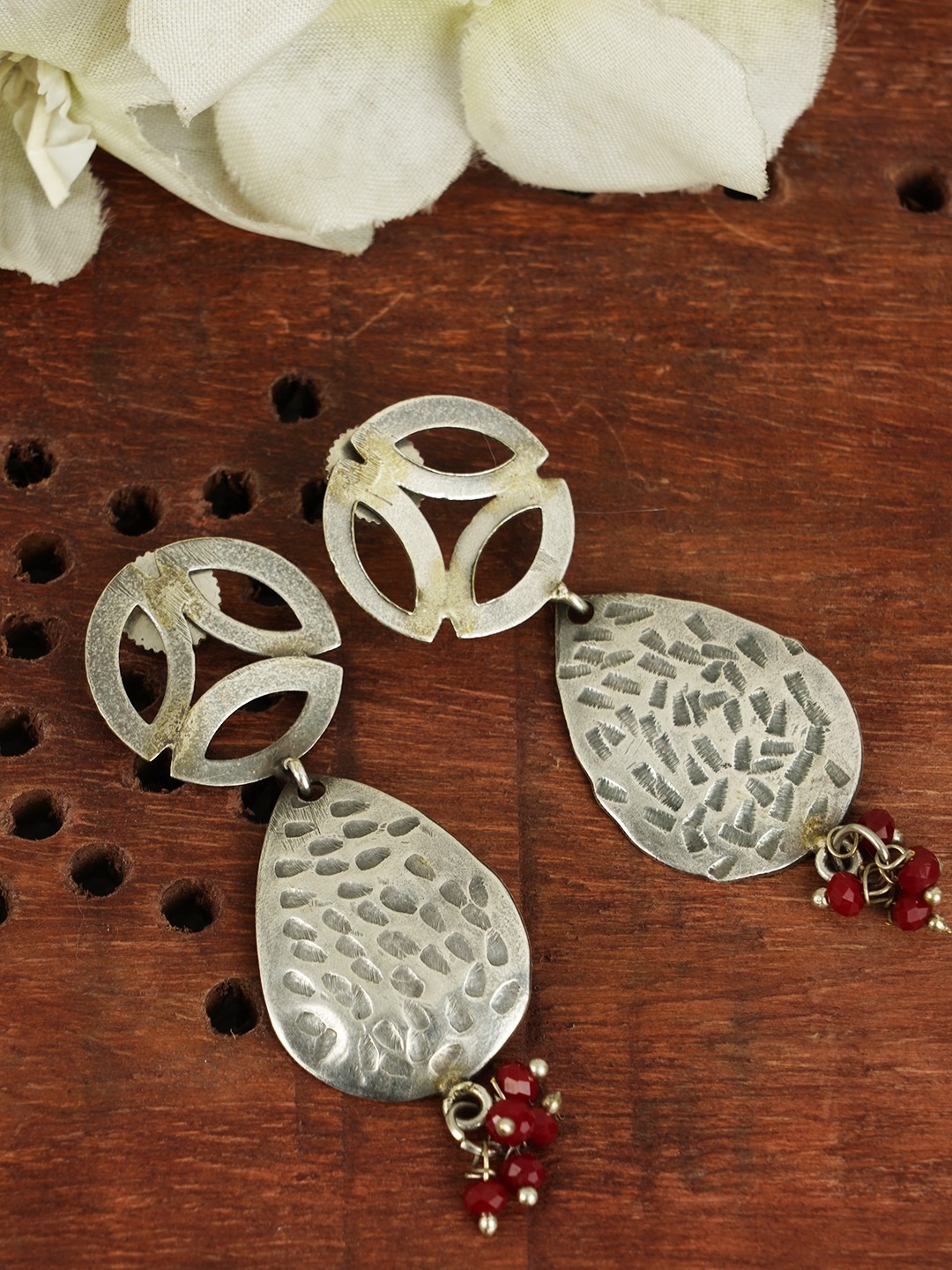 

FIROZA Silver-Toned & Red Teardrop Shaped Drop Earrings