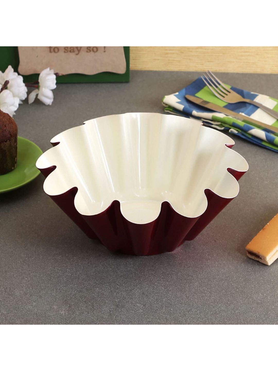 

Wonderchef Maroon & White Solid Carbon Steel Brioche Mould 1.5 Litres