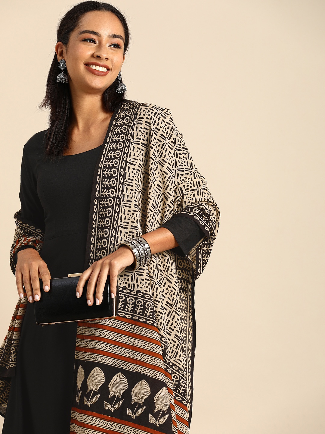 

Janasya Women Black Kurta With Printed Dupatta