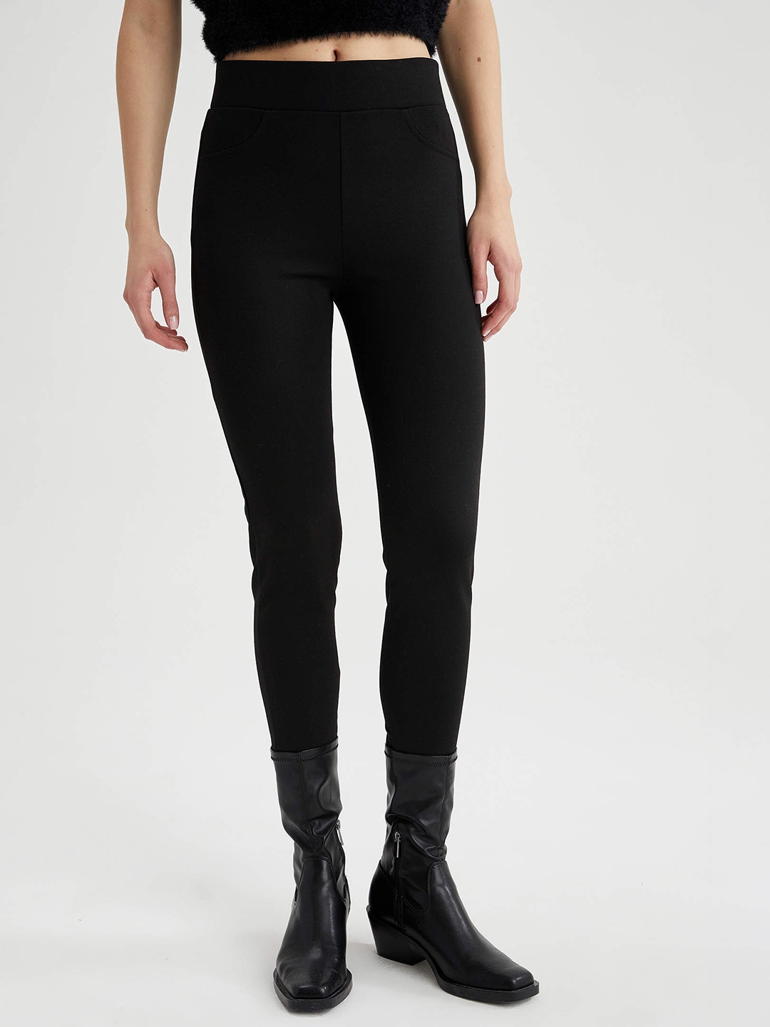 

DeFacto Women Black Solid Ankle Length Leggings