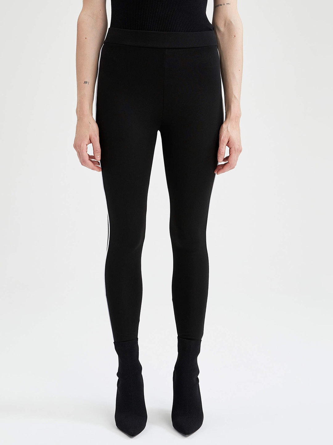 

DeFacto Women Black Solid Ankle Length Leggings