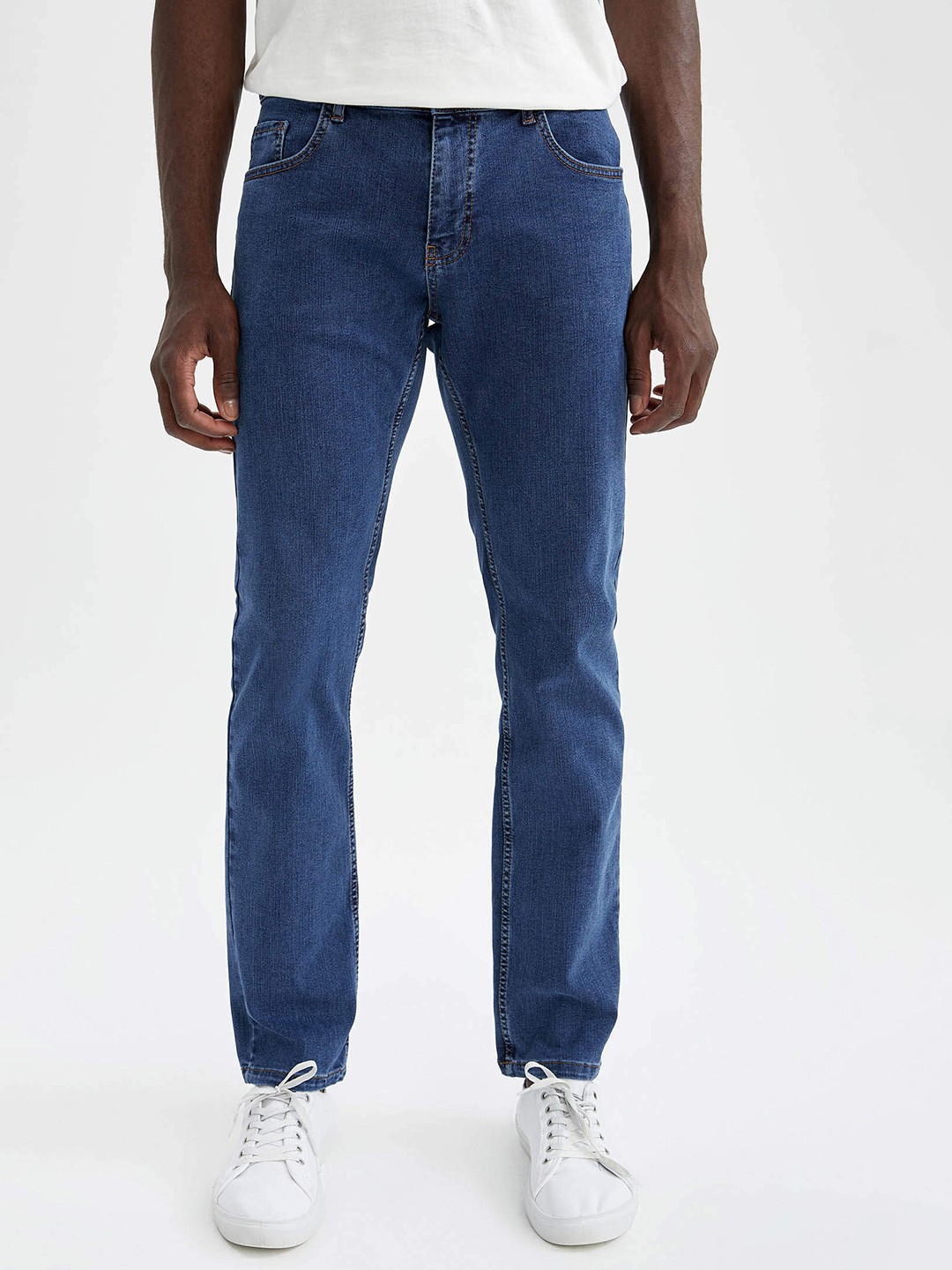 

DeFacto Men Blue Sergio Regular Fit Light Fade Mid-Rise Stretchable Jeans