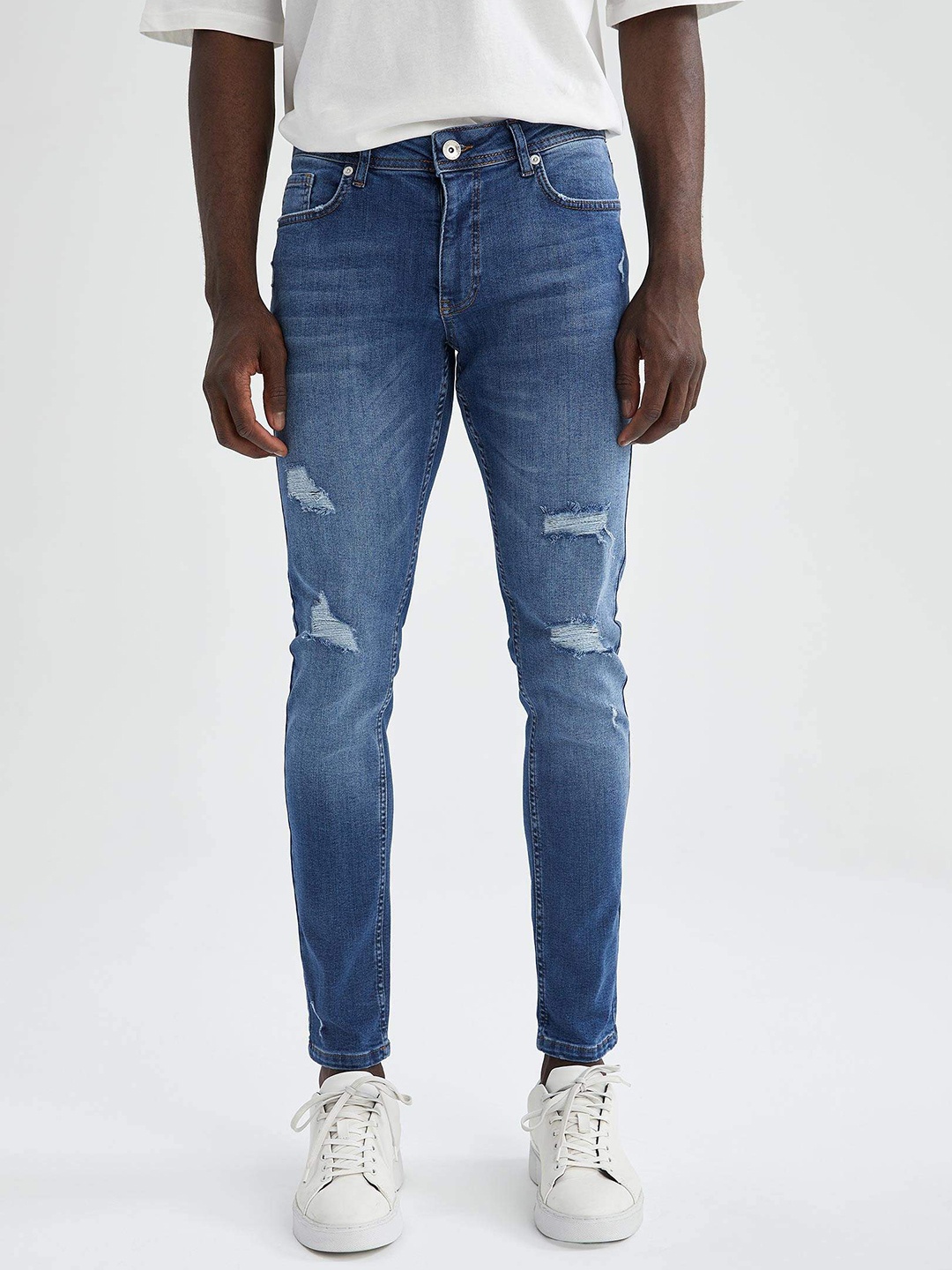 

DeFacto Men Blue Skinny Fit Low Distress Heavy Fade Mid-Rise Stretchable Cropped Jeans