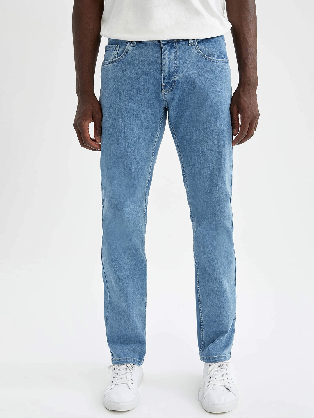

DeFacto Men Blue Sergio Regular Fit Heavy Fade Mid-Rise Stretchable Jeans
