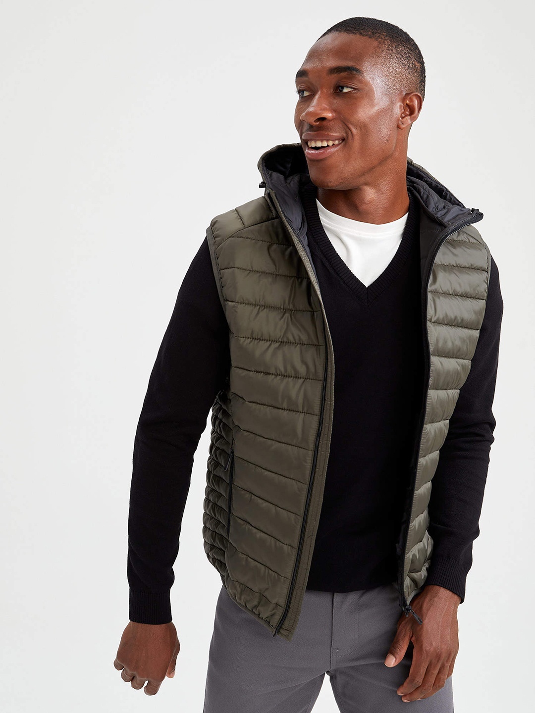 

DeFacto Men Olive Green Slim Fit Solid Lightweight Hooded Puffer Jacket