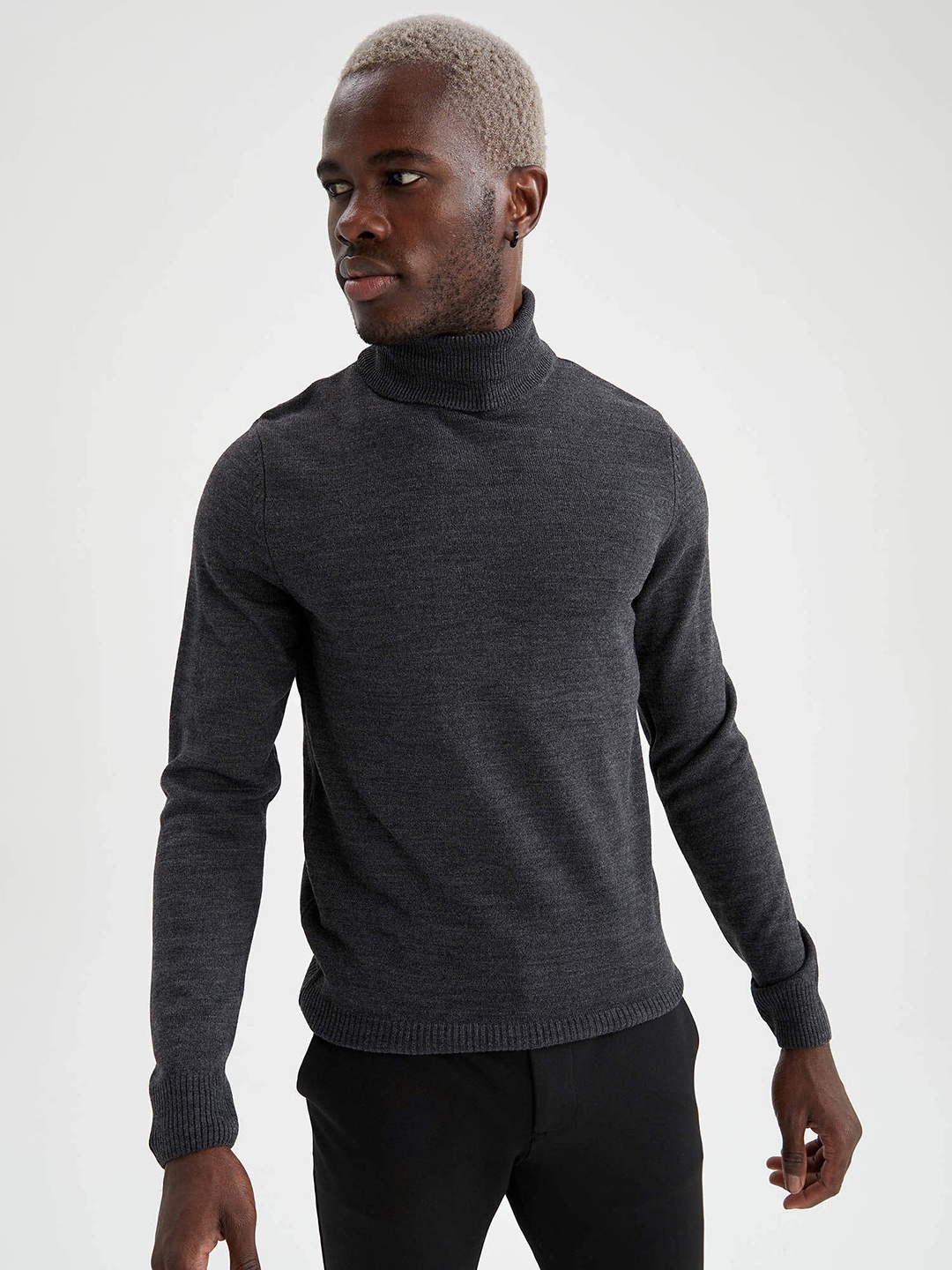 

DeFacto Men Charcoal Grey Slim Fit Solid Pullover