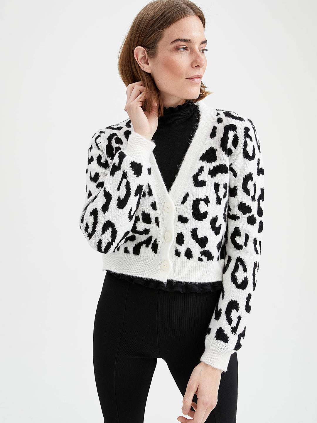 

DeFacto Women Black & White Animal Printed Regular Fit Crop Cardigan