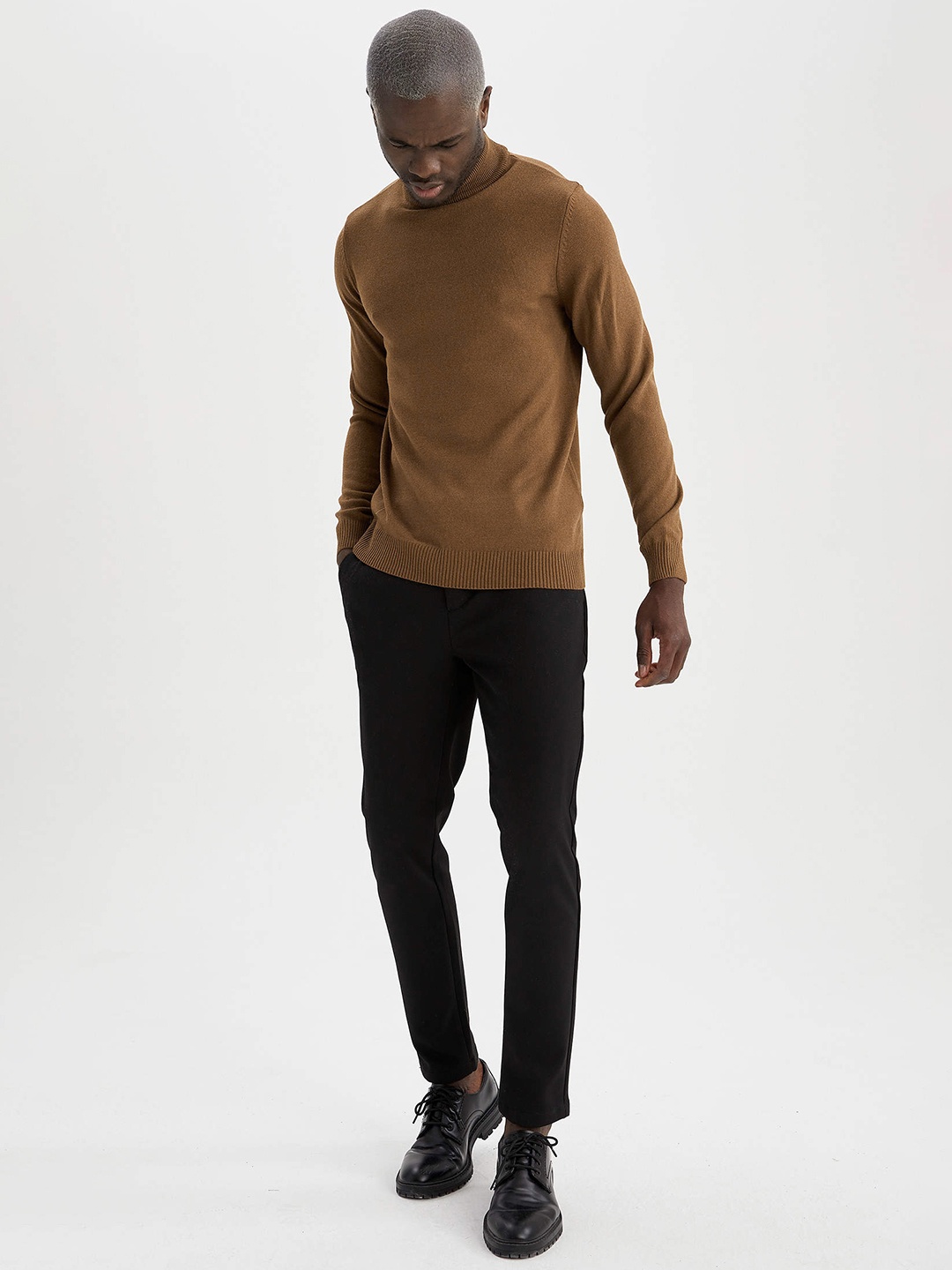 

DeFacto Men Brown Slim Fit Solid Knit Acrylic Pullover