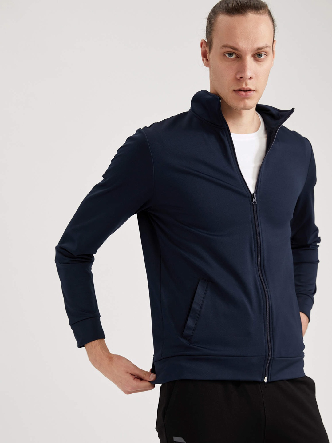 

DeFacto Men Navy Blue Slim Fit Solid Sweatshirt