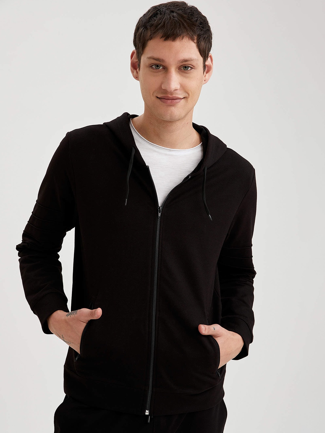 

DeFacto Men Black Slim Fit Solid Hooded Sweatshirt