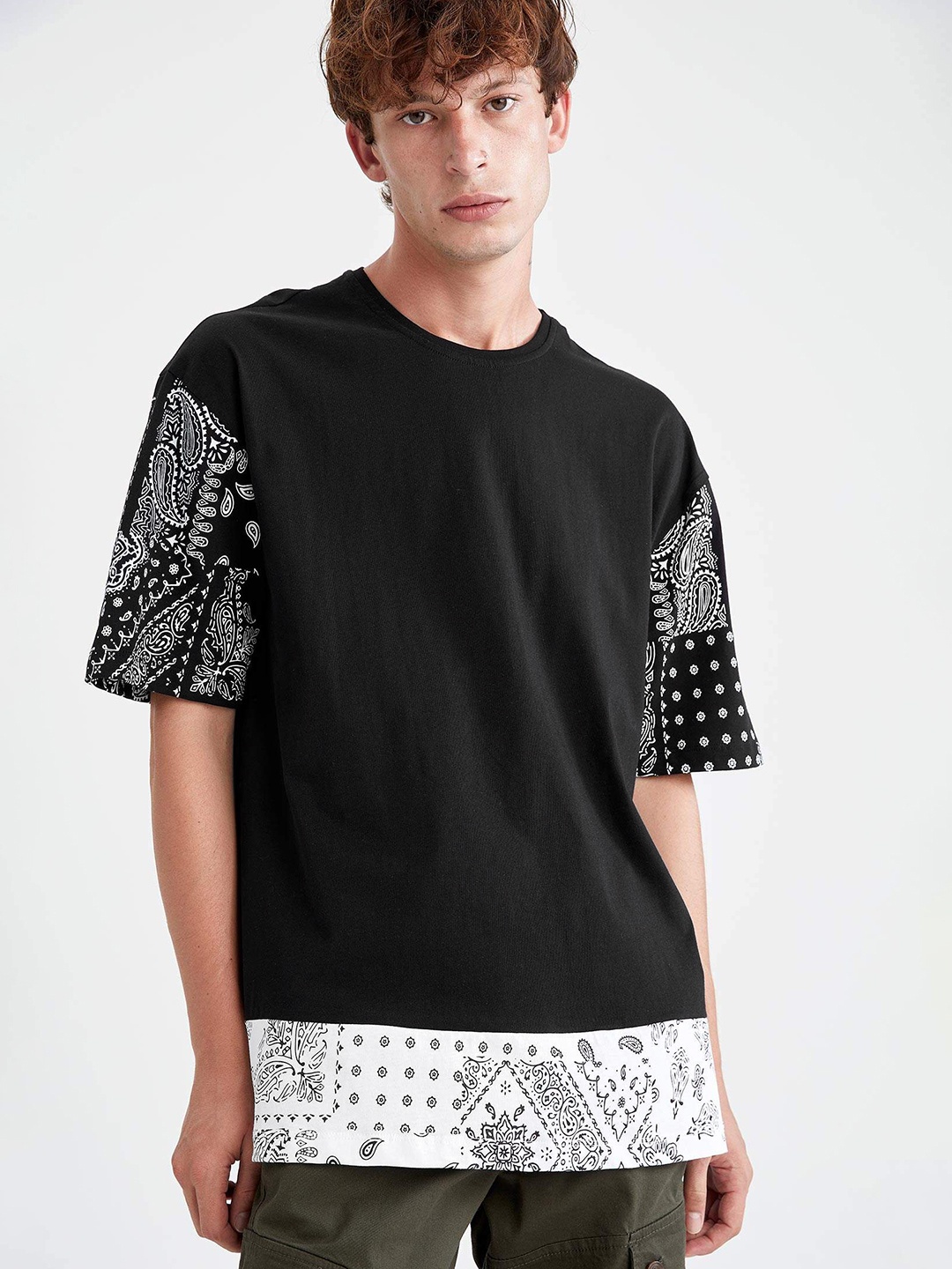 

DeFacto Men Black Pure Cotton Floral Solid Extended Sleeves T-shirt with Printed Details