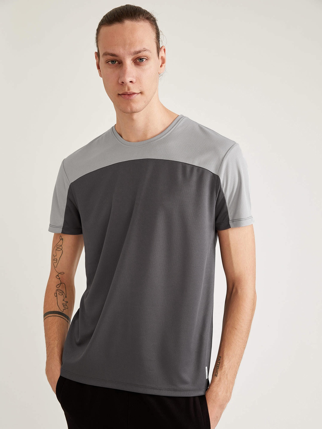 

DeFacto Men Grey & Charcoal Colourblocked Slim Fit T-shirt