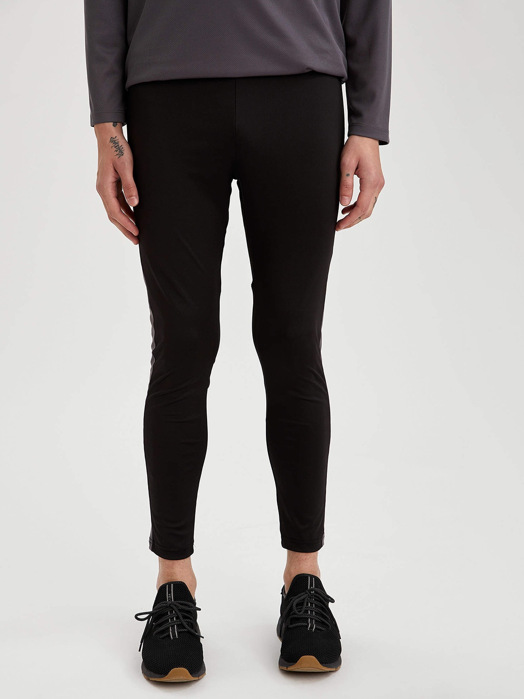 

DeFacto Men Black & Charcoal Grey Slim Fit Solid Crop Tights