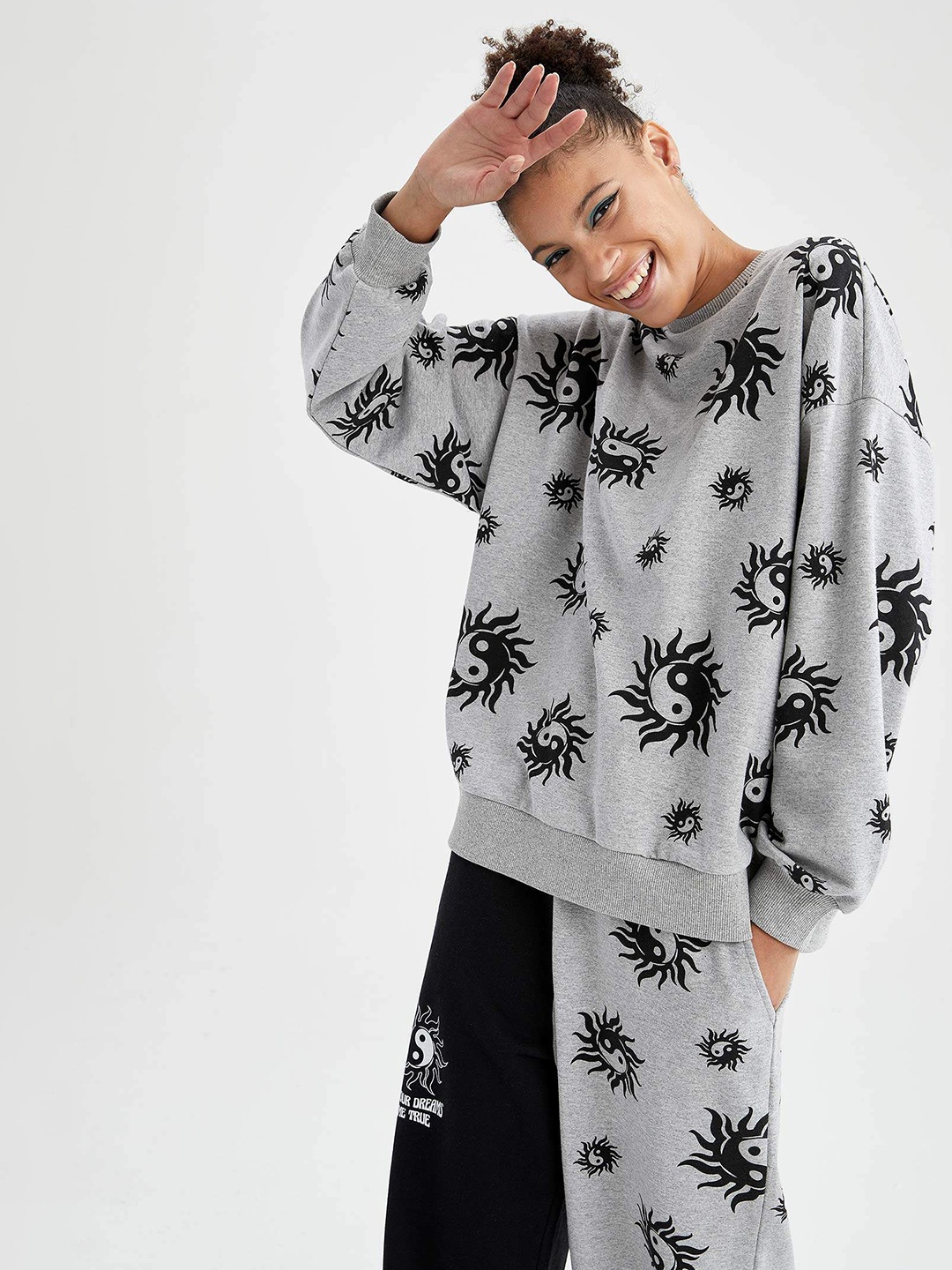 

DeFacto Women Grey Geometric Printed Full Sleeved Sweatshirt