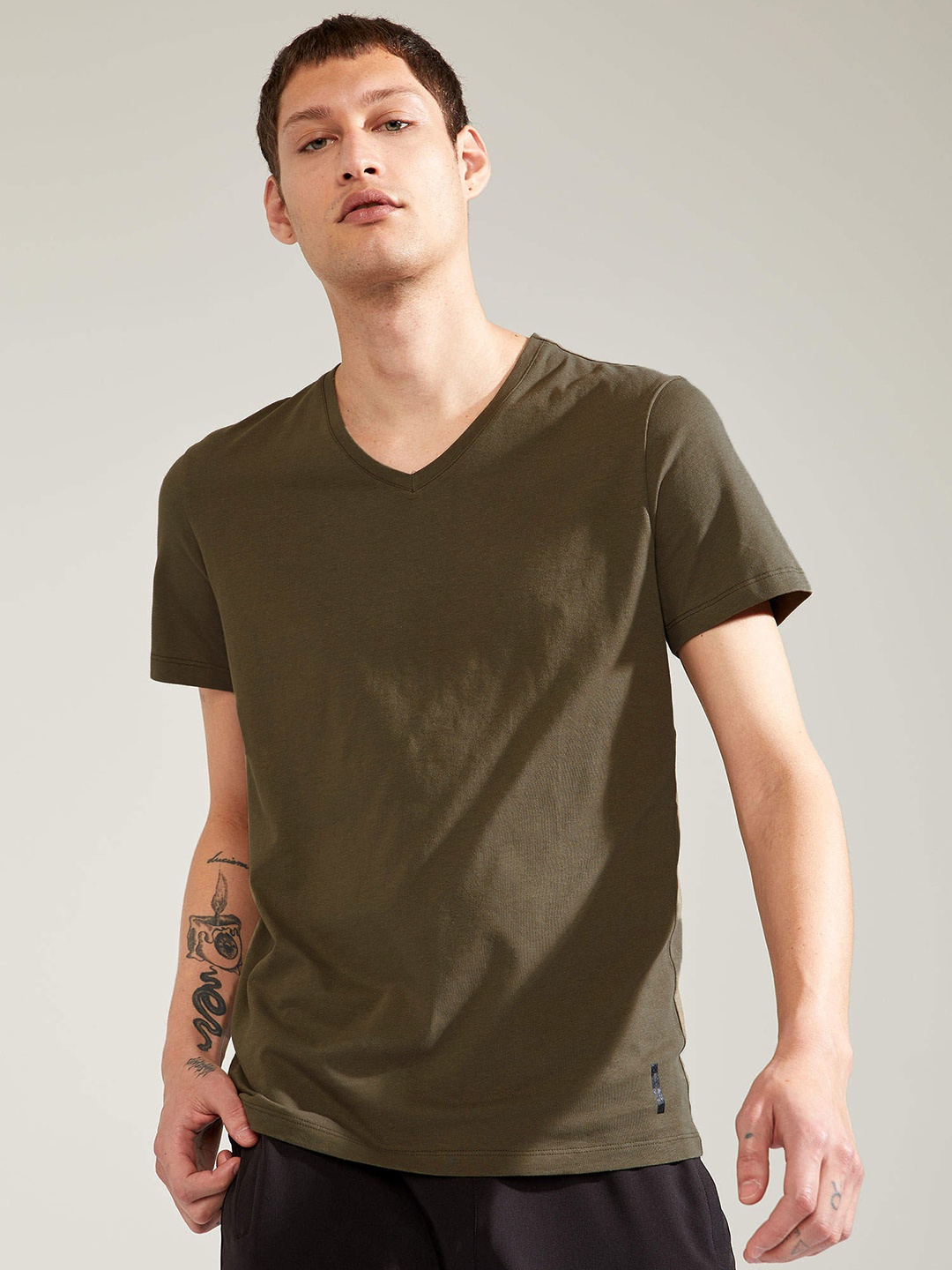 

DeFacto Men Khaki Solid Slim Fit V-Neck Pure Cotton T-shirt