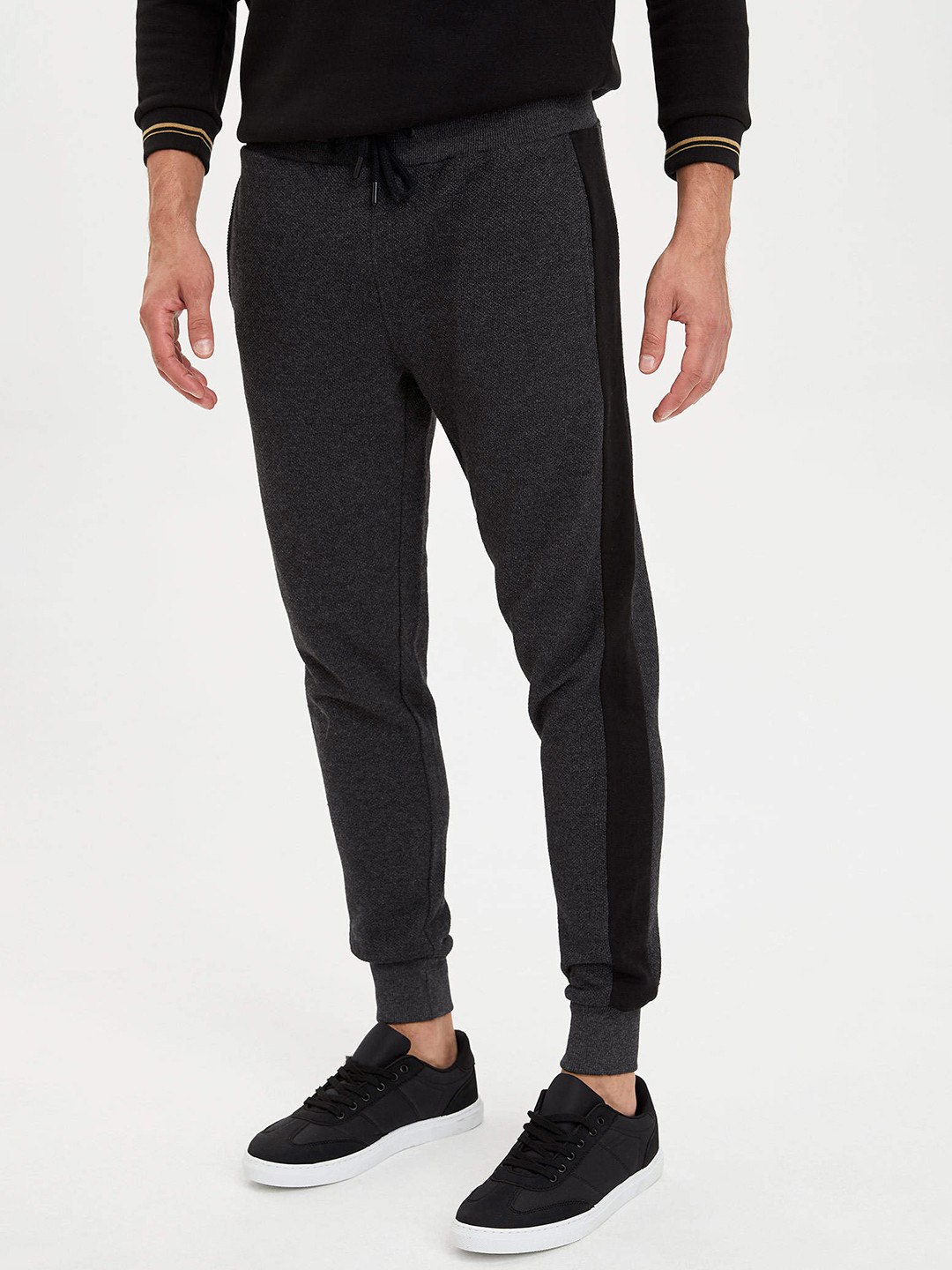 

DeFacto Men Charcoal Grey Solid Extra Slim Fit Knit Joggers