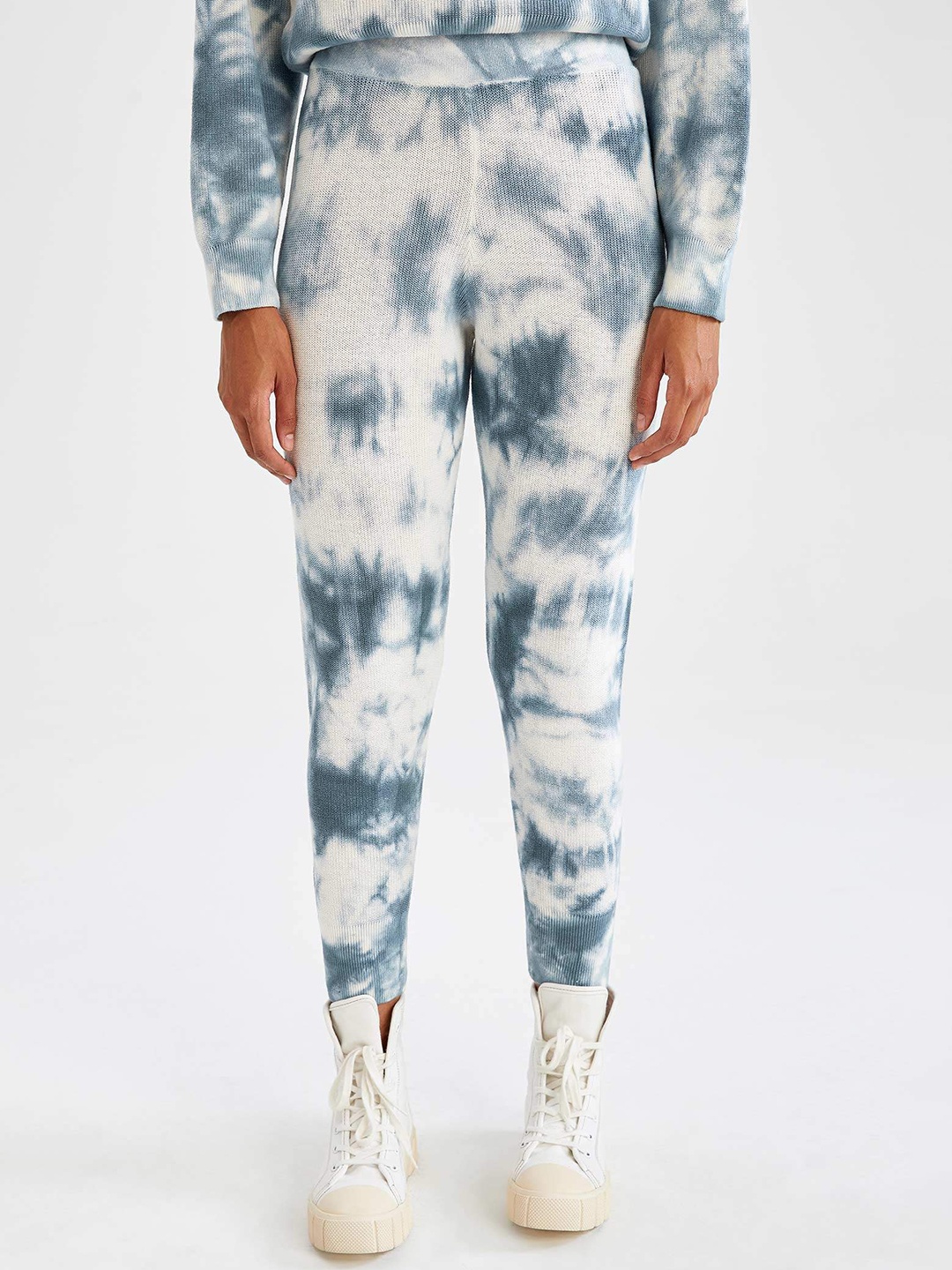 

DeFacto Women White & Blue Dyed Pure Cotton Joggers