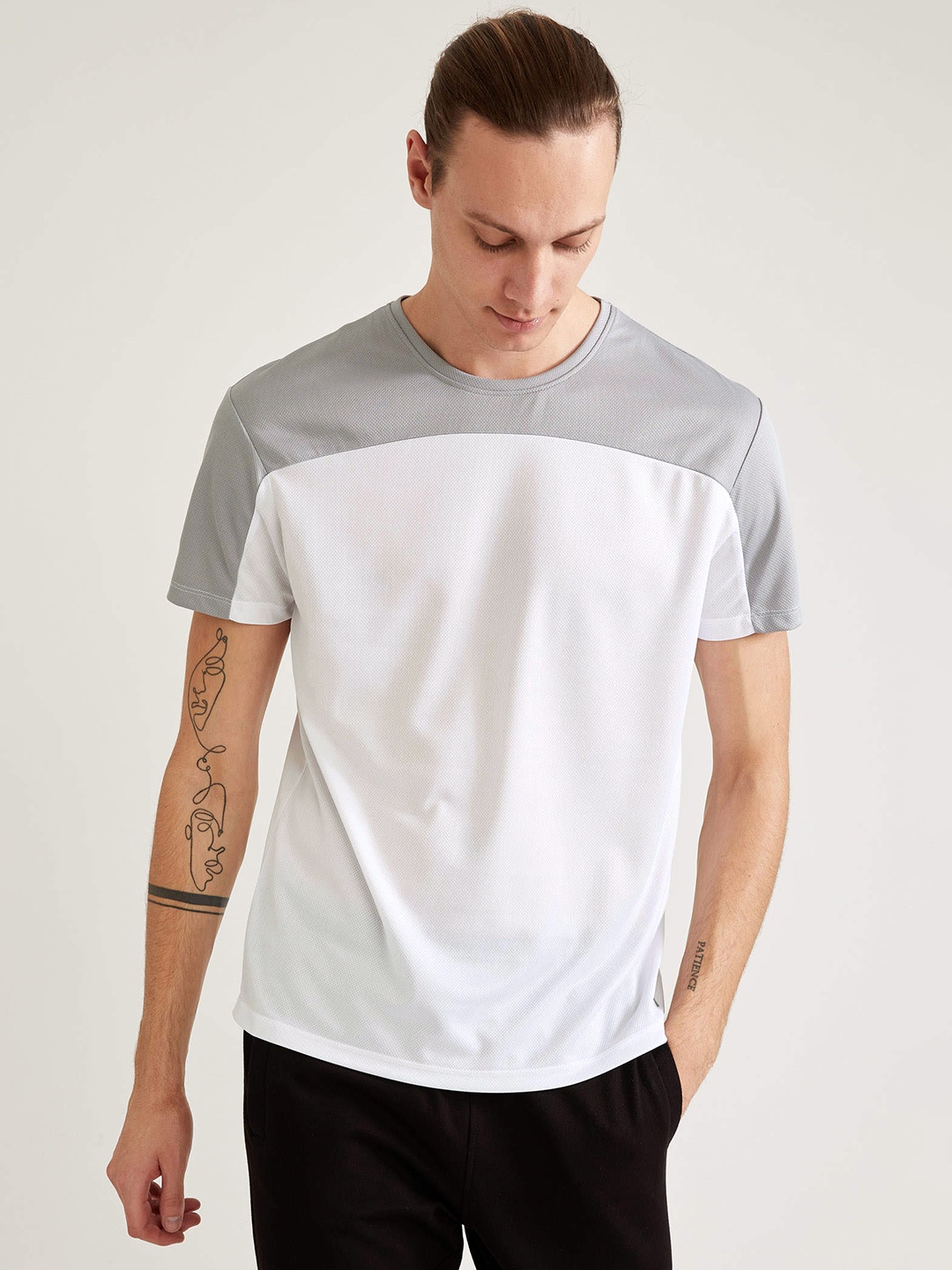 

DeFacto Men White & Grey Colourblocked Slim Fit T-shirt