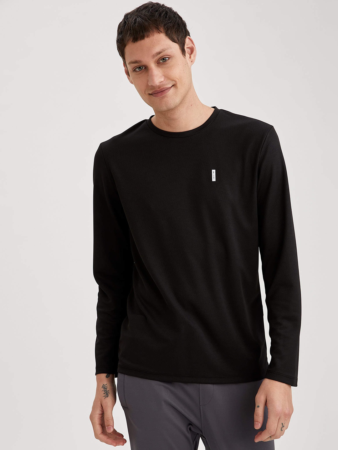 

DeFacto Men Black Slim Fit Solid Sports T-shirt