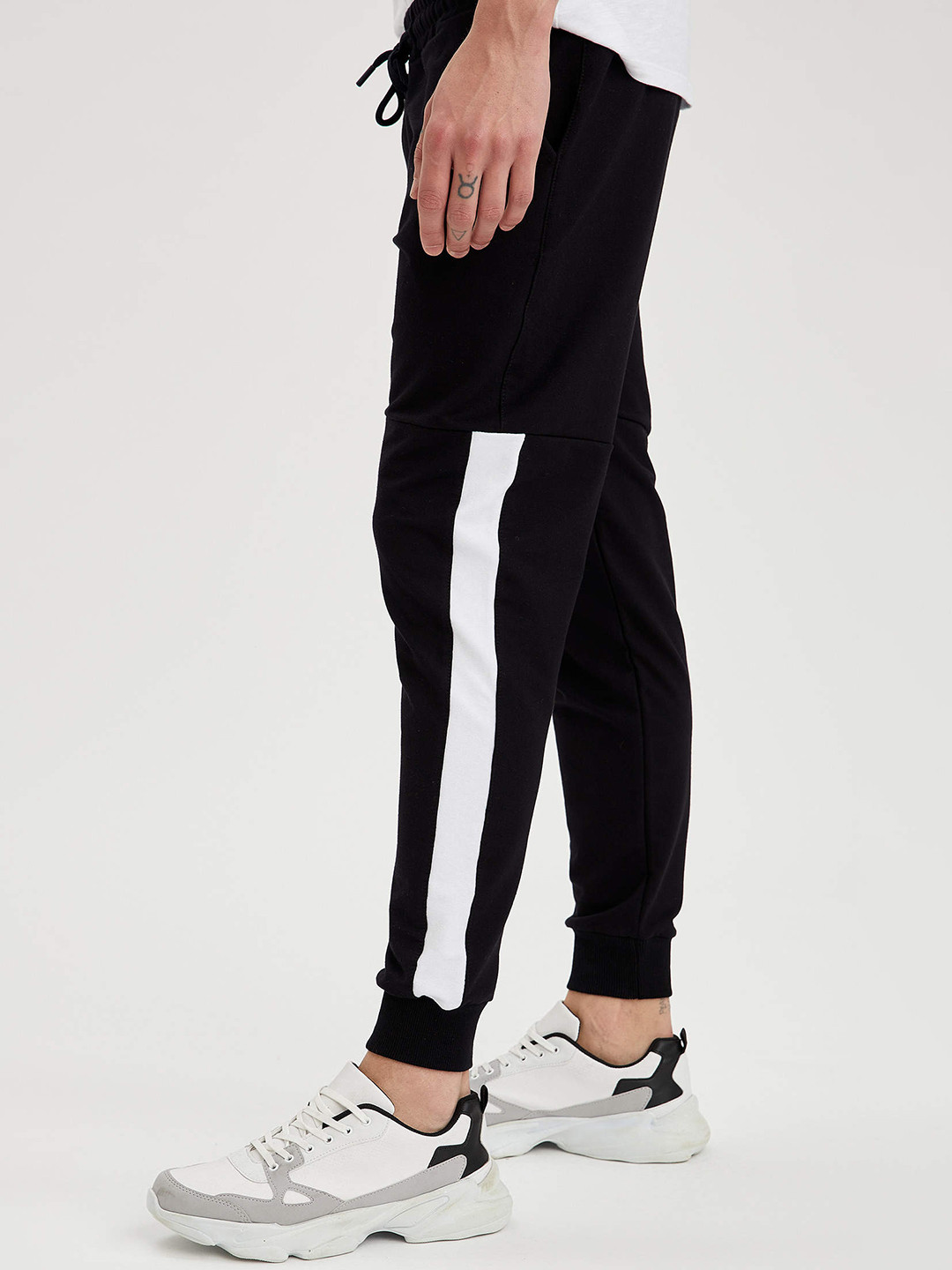 

DeFacto Men Black Slim Fit Side Striped Joggers